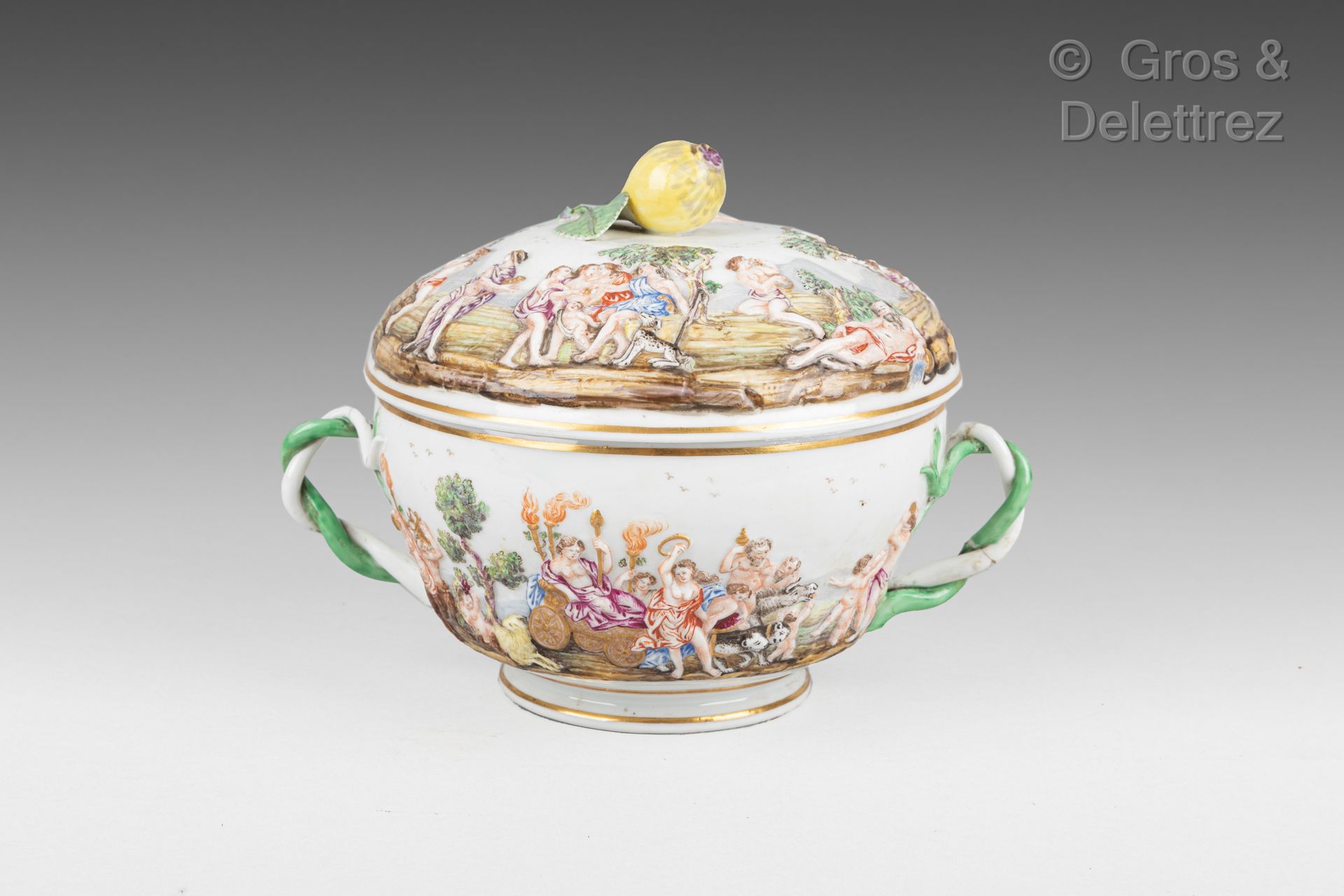 Null DOCCIA，19世纪

18世纪风格的瓷盒，把手缠绕在一起，手柄为水果形状

事故和修复