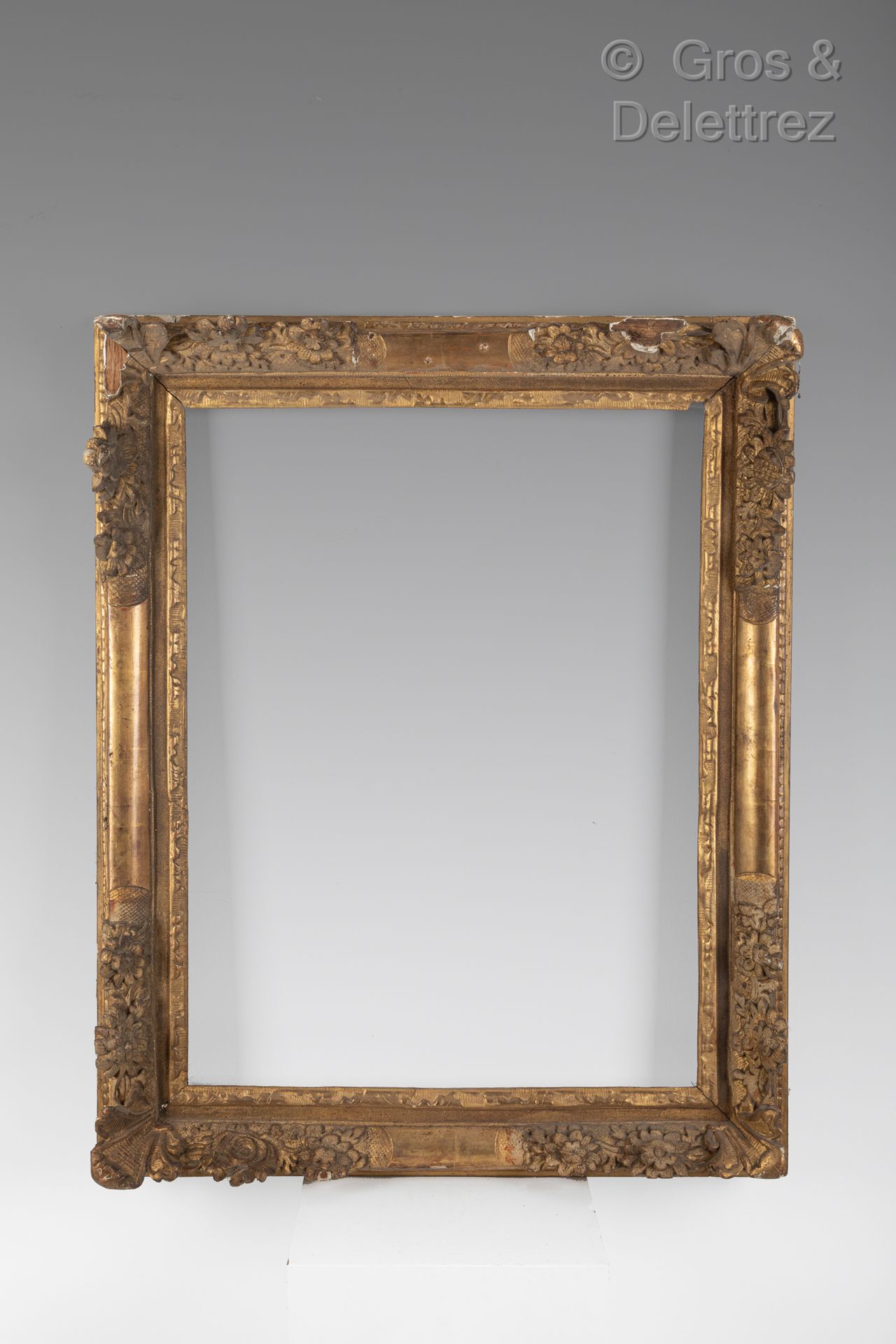 Null Carved and gilded wood frame decorated with palmettes and flowers in the co&hellip;