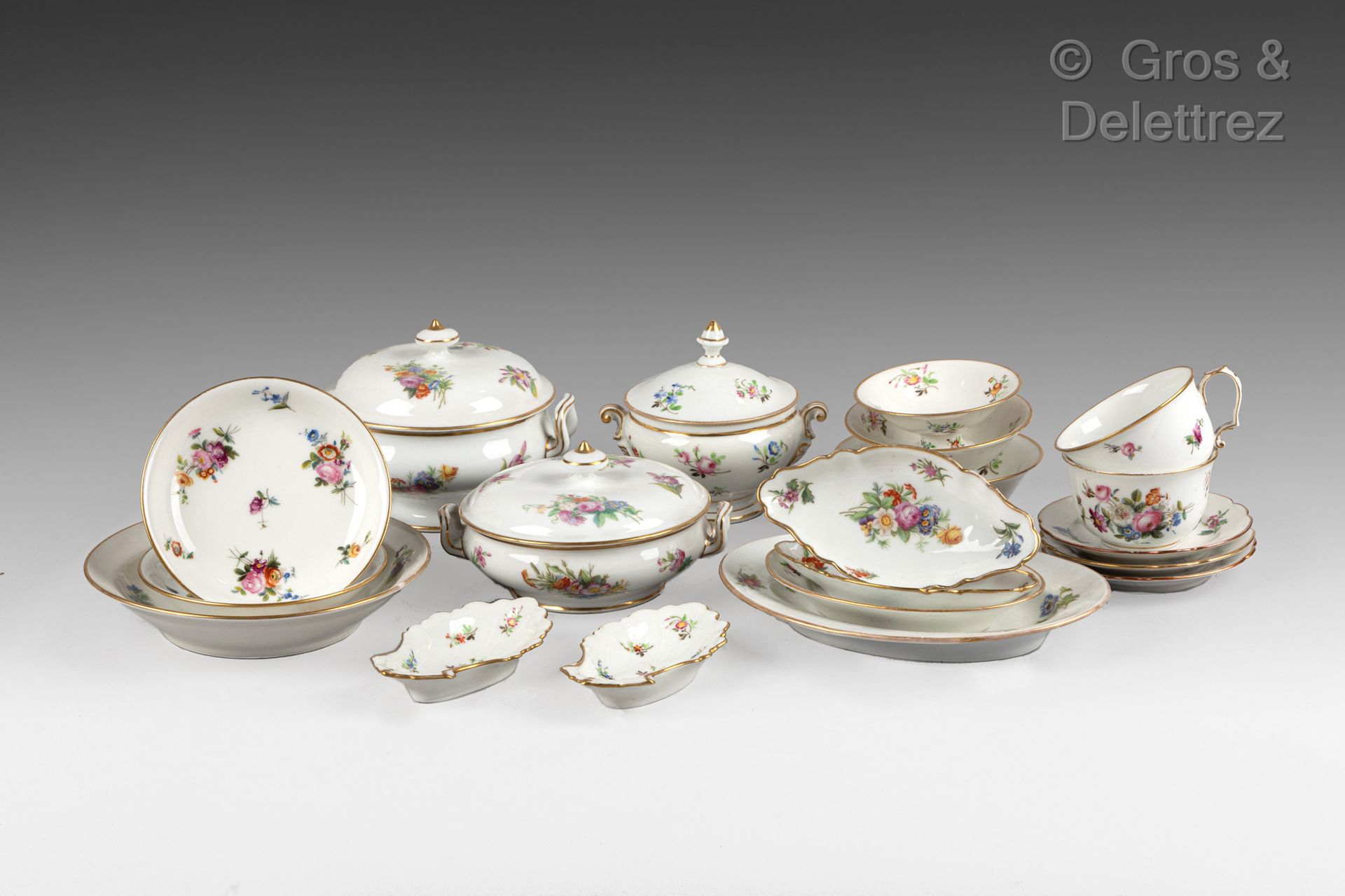 Null A set of porcelain dinnerware pieces with polychrome flower bouquets and fo&hellip;