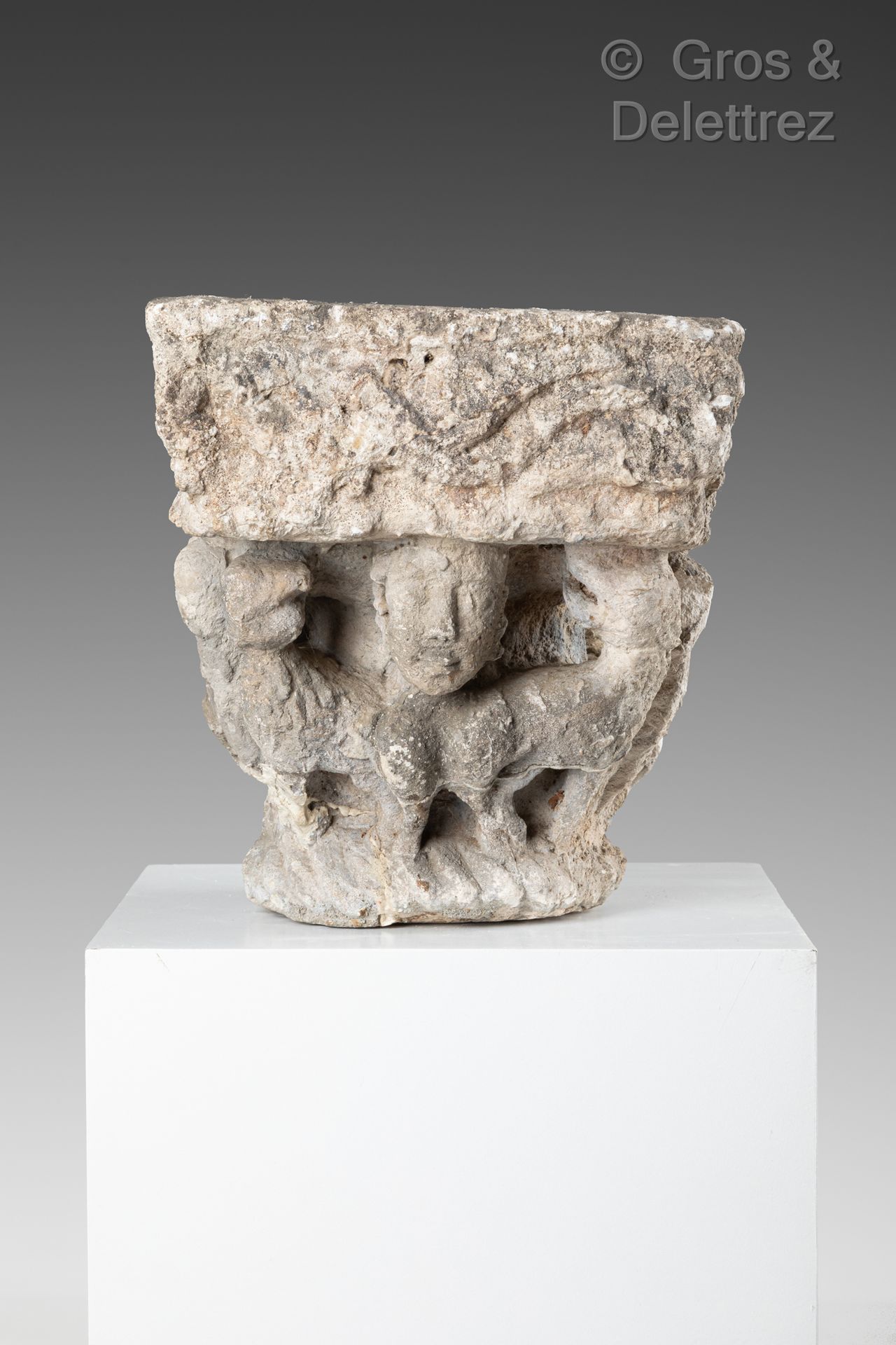 Null Chapiteau en pierre calcaire sculptée toutes faces à décor de volatiles et &hellip;