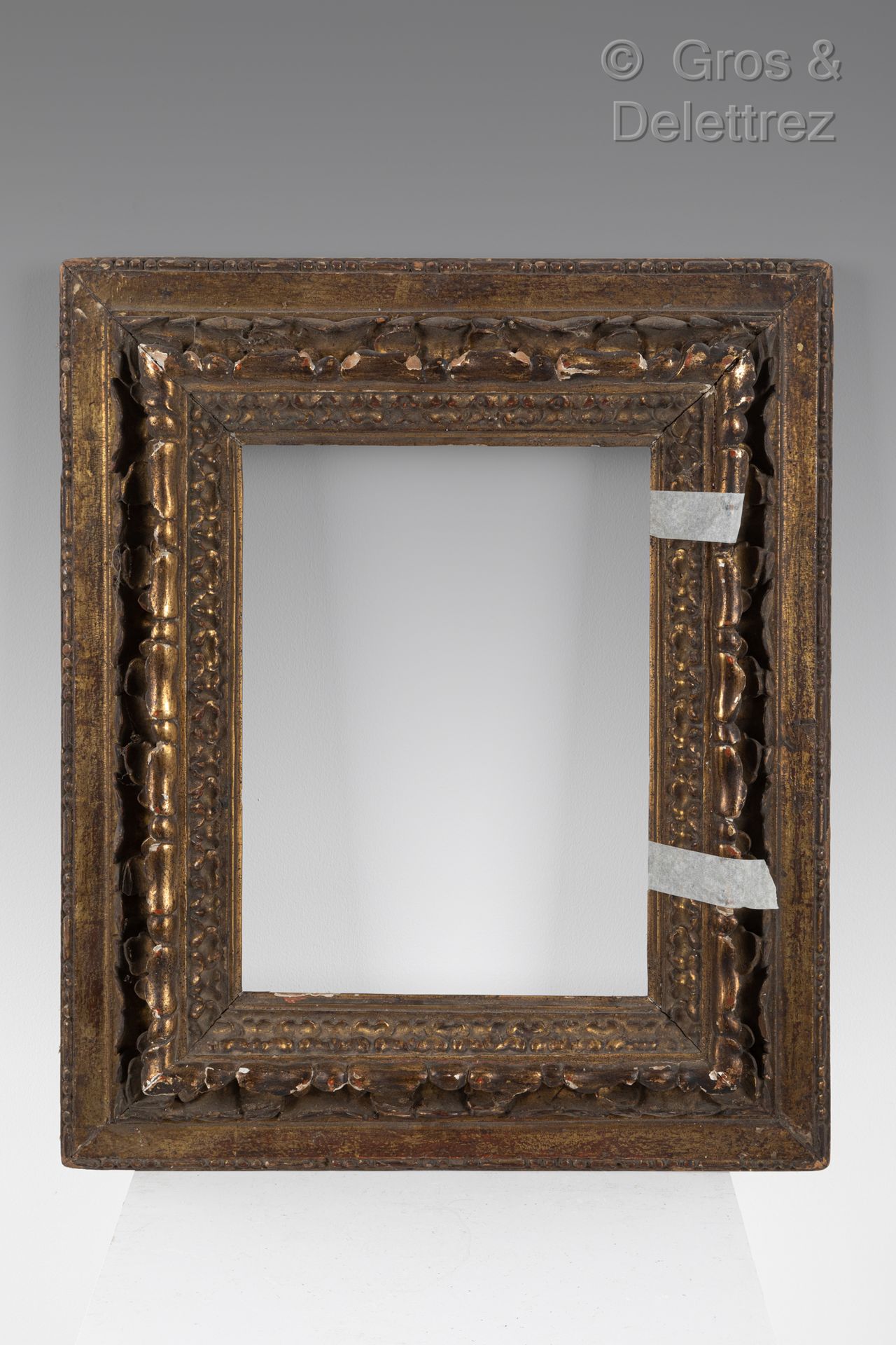 Null Carved and gilded wood frame with stylized leaves.

Spain, 17th century

19&hellip;