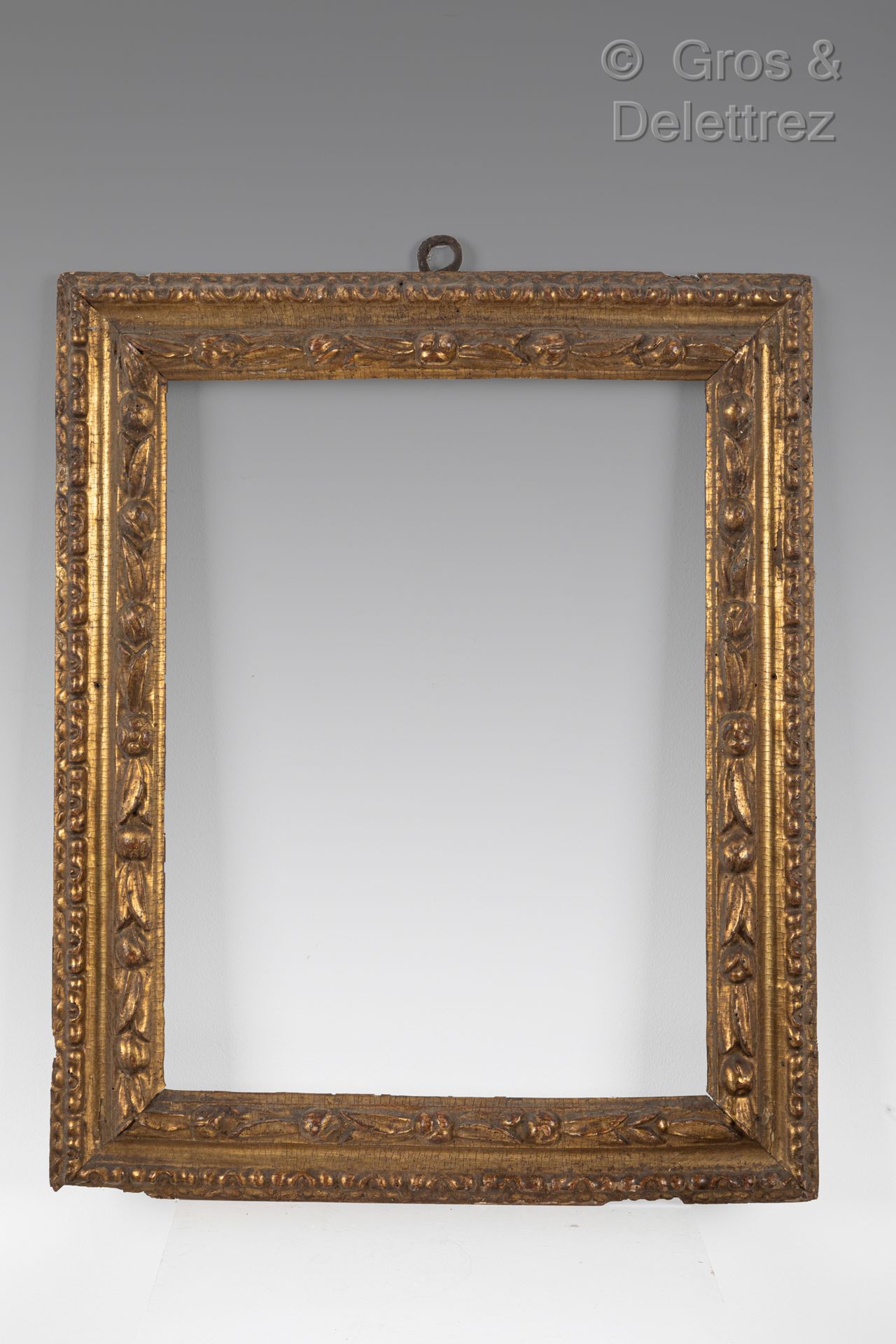 Null A carved and gilded wood frame with an upside down profile and leaves.

Nor&hellip;