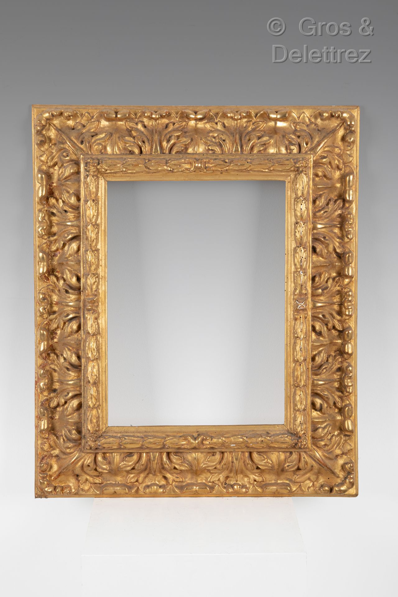 Null A carved and gilded wood frame with acanthus leaves and laurel bundles.

Fl&hellip;