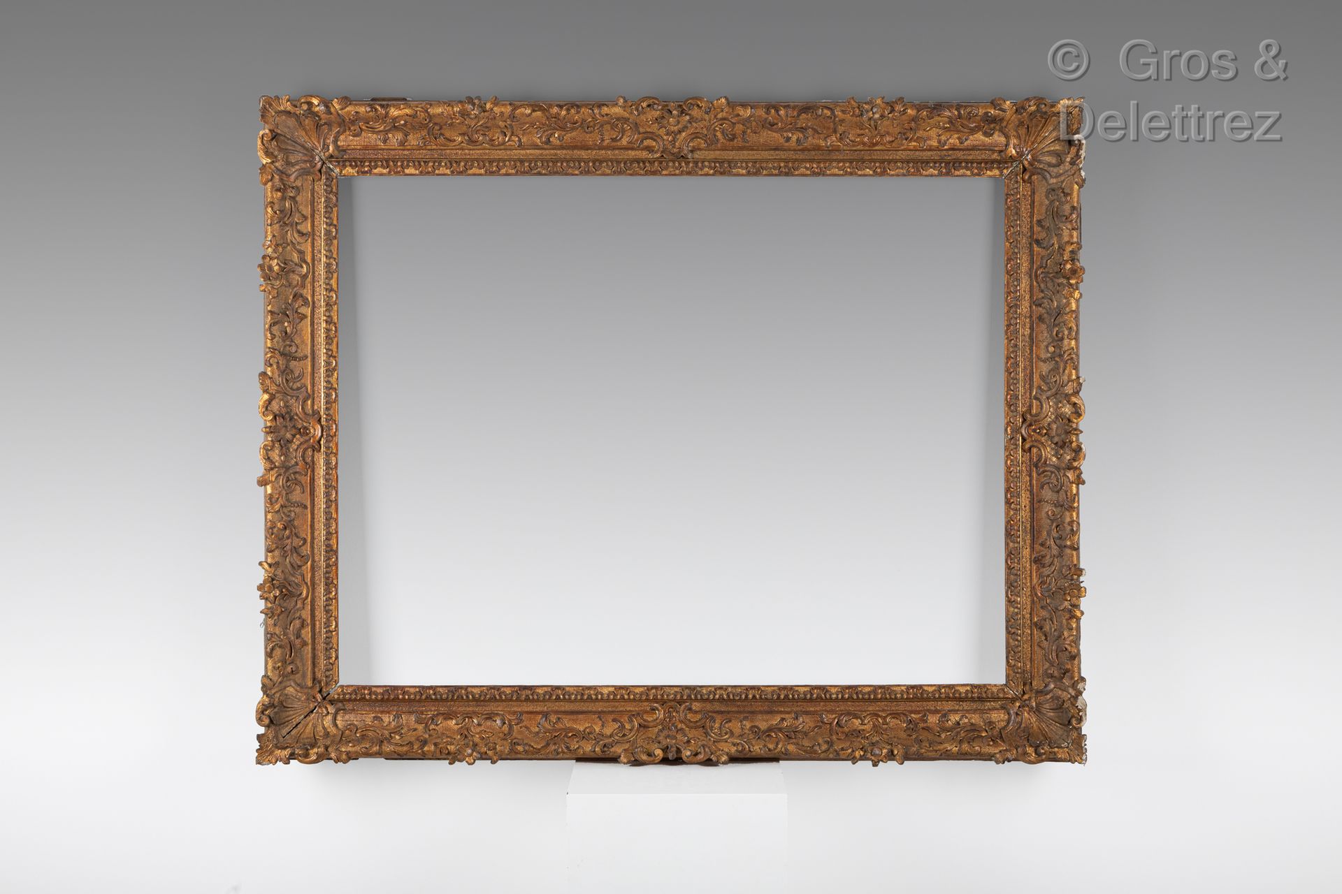 Null Carved and gilded oak frame decorated with foliage.

19th century period

7&hellip;
