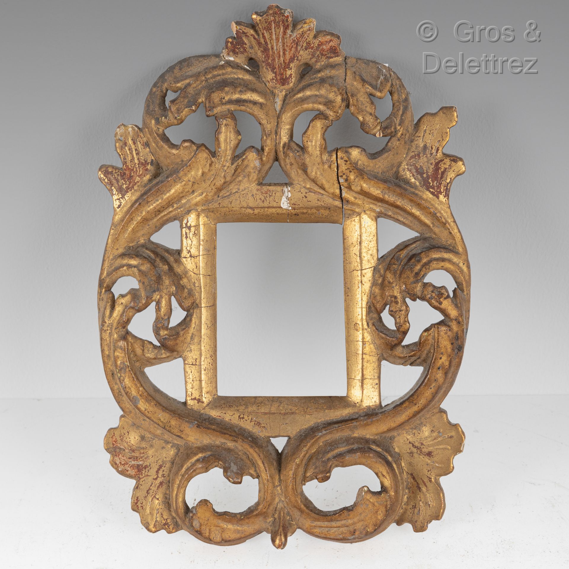 Null 雕刻着镂空叶子的木制单层框架。

意大利，18世纪

6 x 4,7 cm。