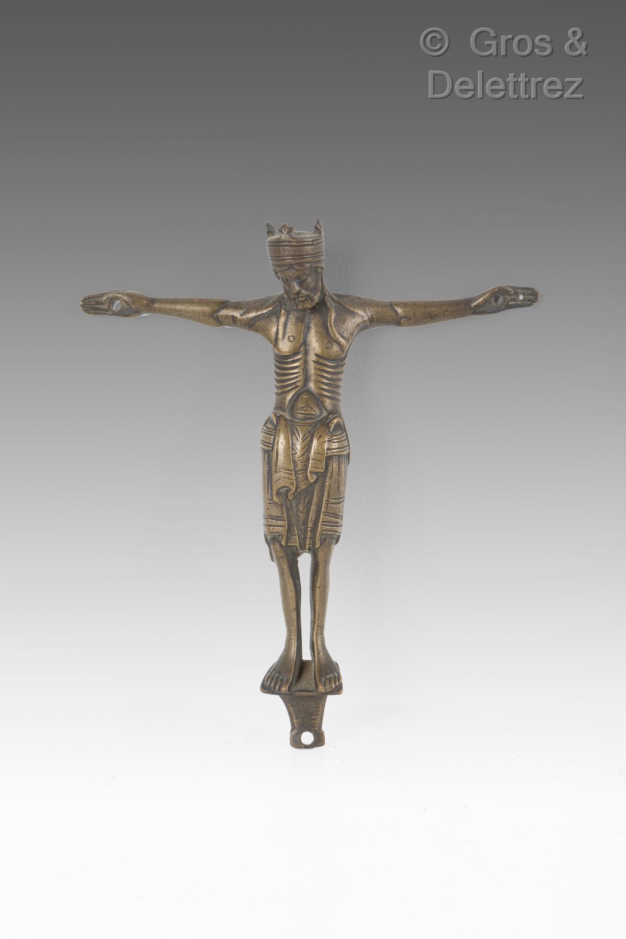 Null Christ en bronze, fonte creuse, tête couronnée, bras à l’horizontal, cotes &hellip;