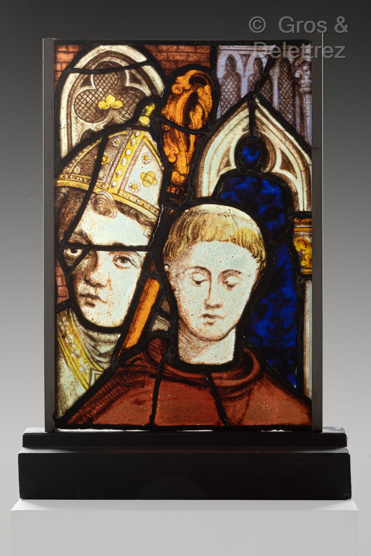 Null Deux éléments de vitraux polychromes à décor de saints personnages en buste&hellip;
