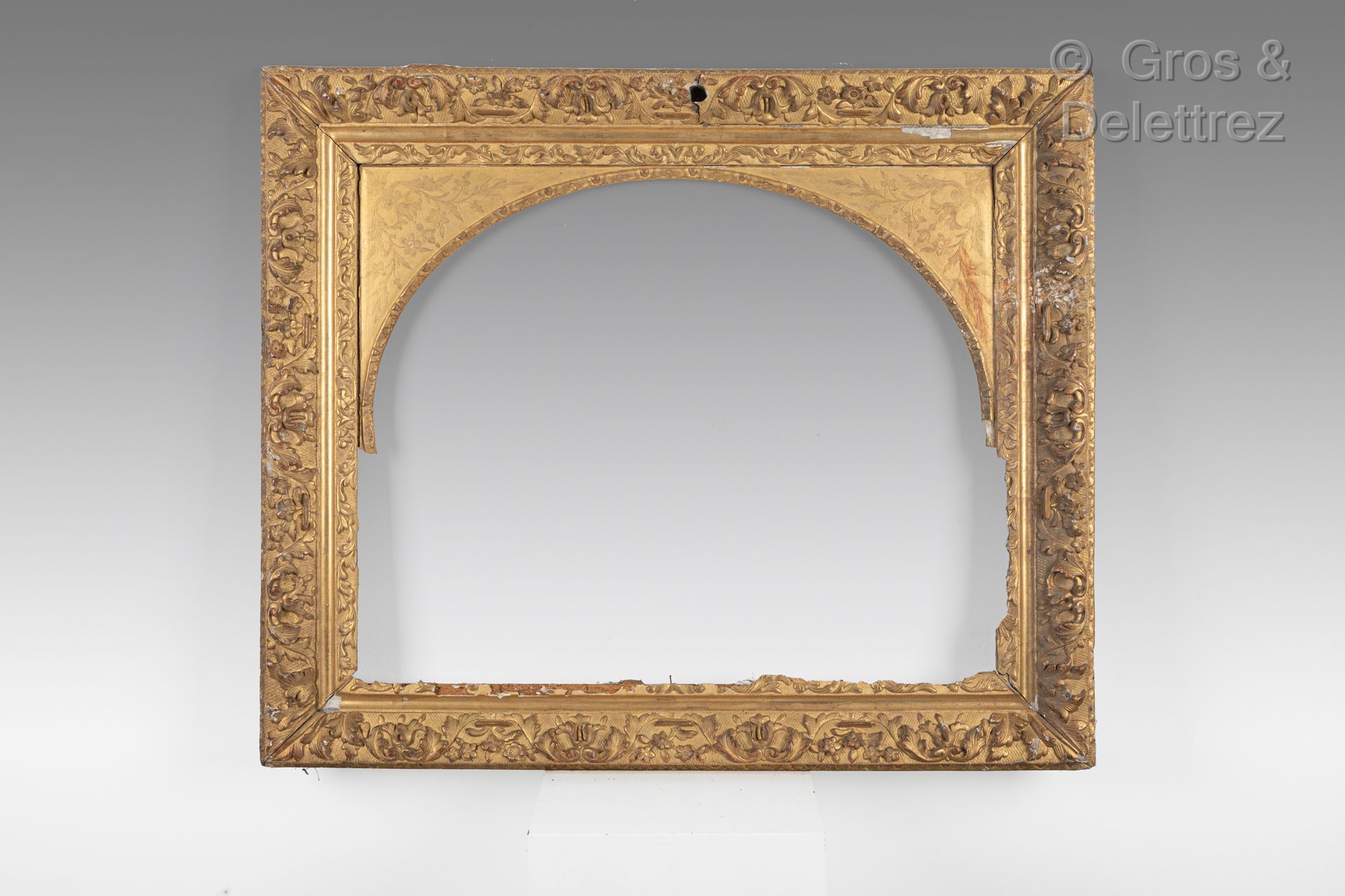Null 雕刻和镀金的橡木框架上装饰着树叶。

路易十三时期

57,7 x 72 x 11厘米。多次事故和镀金 20F