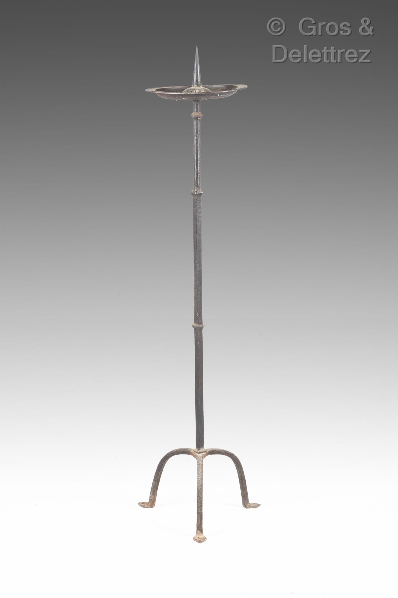 Null Grand pique-cierge en fer forgé.

XIXe siècle

Hauteur : 147 cm

(légère ox&hellip;