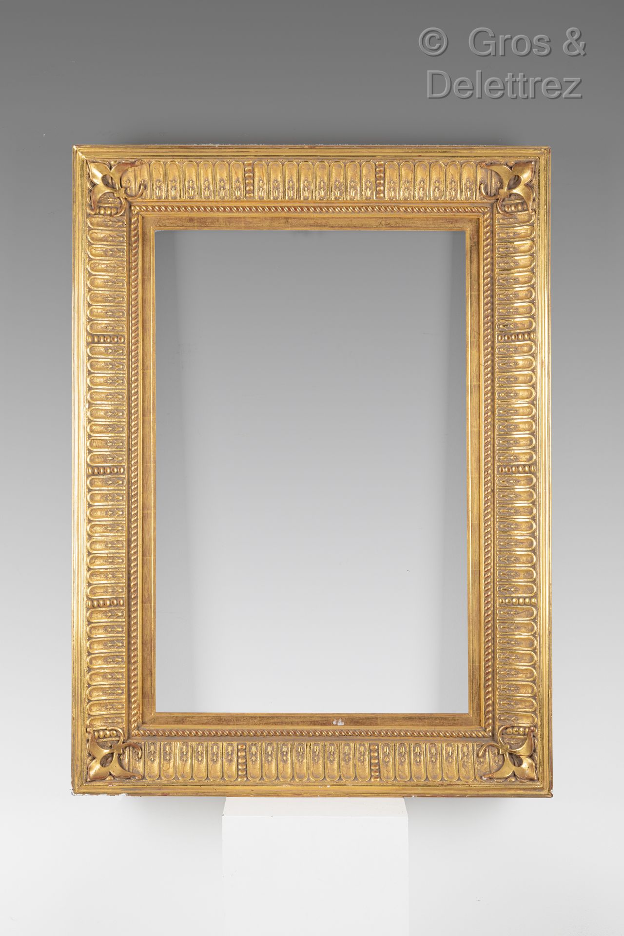 Null Wooden frame and gilded stucco of orientalist style.

53,5 x 84,5 x 13,5 cm&hellip;