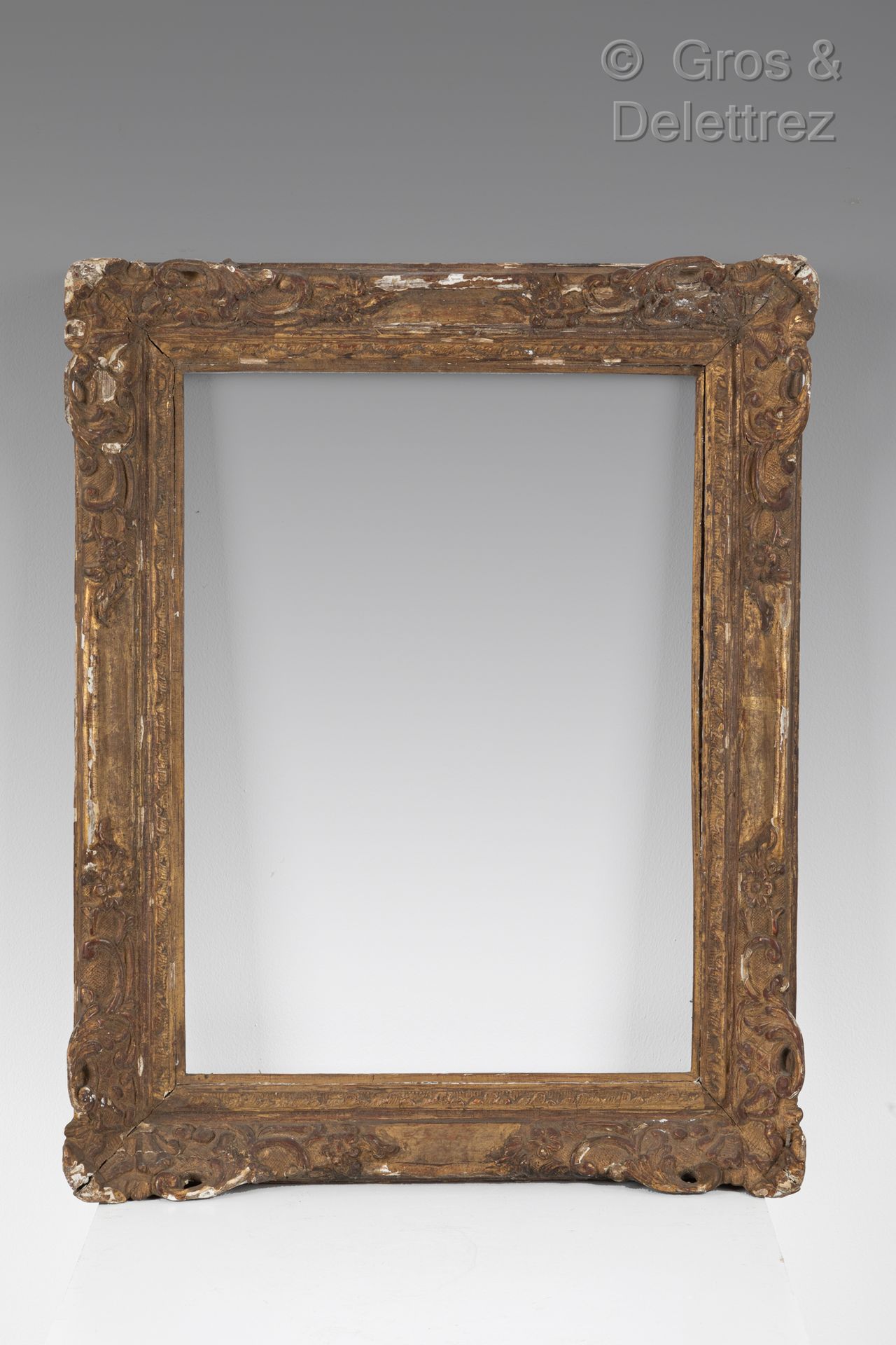 Null Carved and gilded wood frame with scrolls in the corners.

Louis XIV period&hellip;