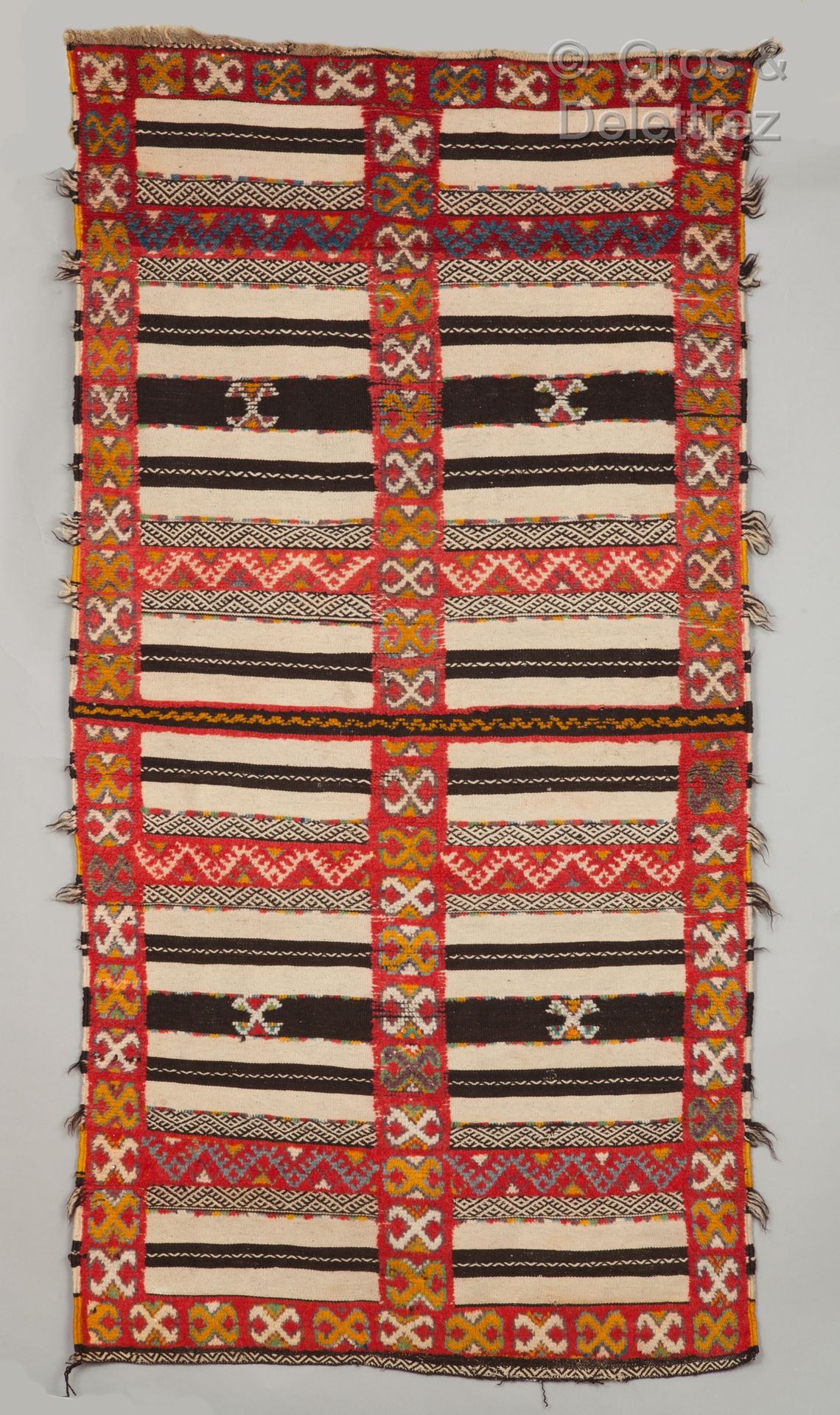 Null "摩洛哥Ait Ouaouzguite的打结和编织的地毯

摩洛哥Ait Ouaouzguite的古董地毯

装饰由一条中央垂直带和四条水平带组成，连&hellip;