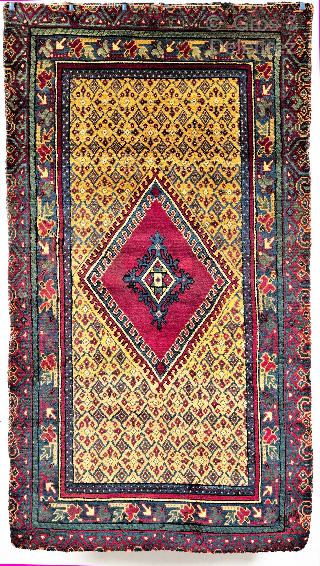 Null "来自摩洛哥或突尼斯的罕见古董作坊地毯

来自摩洛哥或突尼斯的罕见古董作坊地毯

来自摩洛哥或突尼斯的罕见古董作坊地毯。中央场地上有一个中央钻石奖章，&hellip;