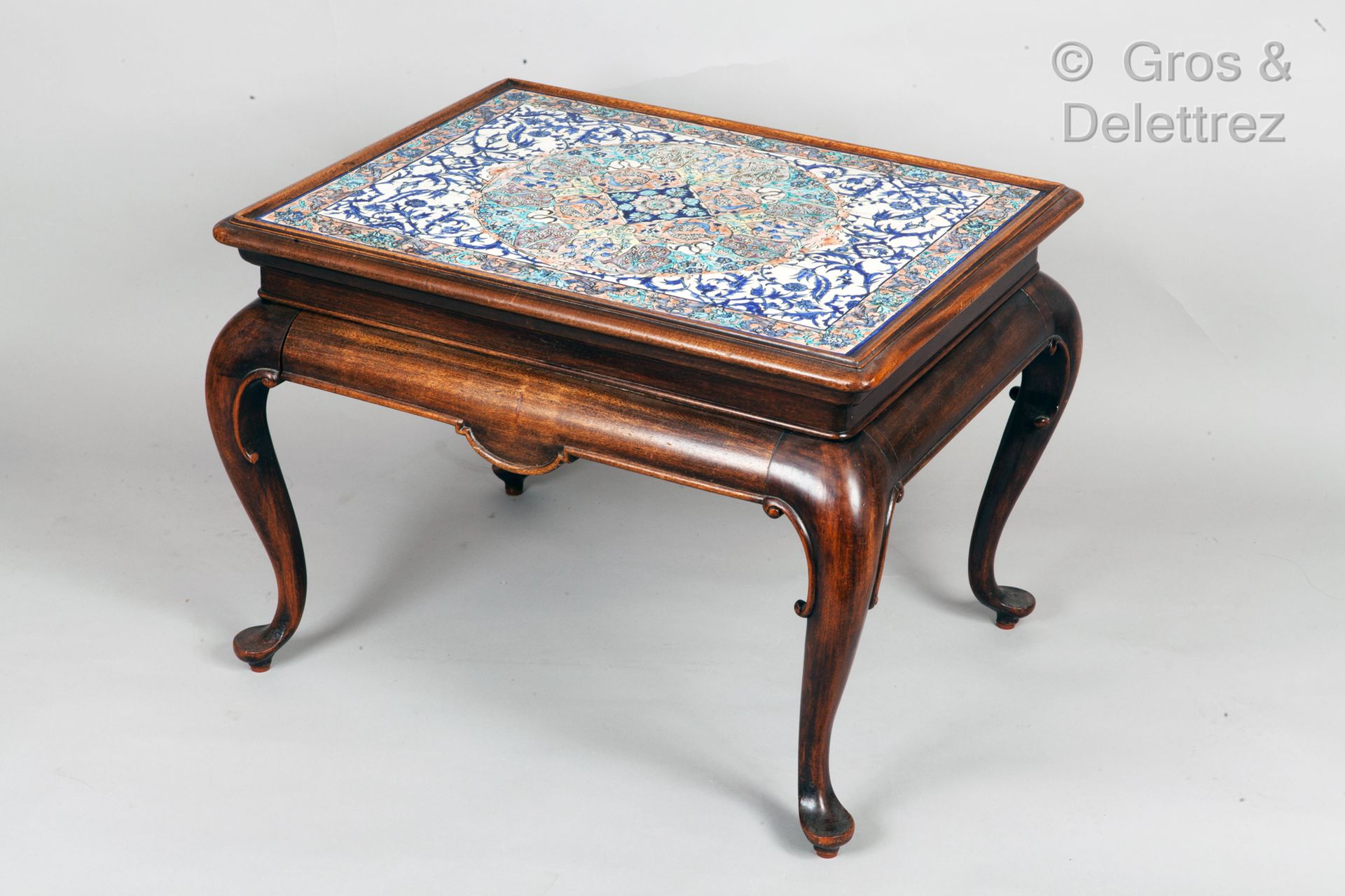 Null Mesa de centro con azulejos de cerámica de estilo safaví, firmada por M. Ca&hellip;