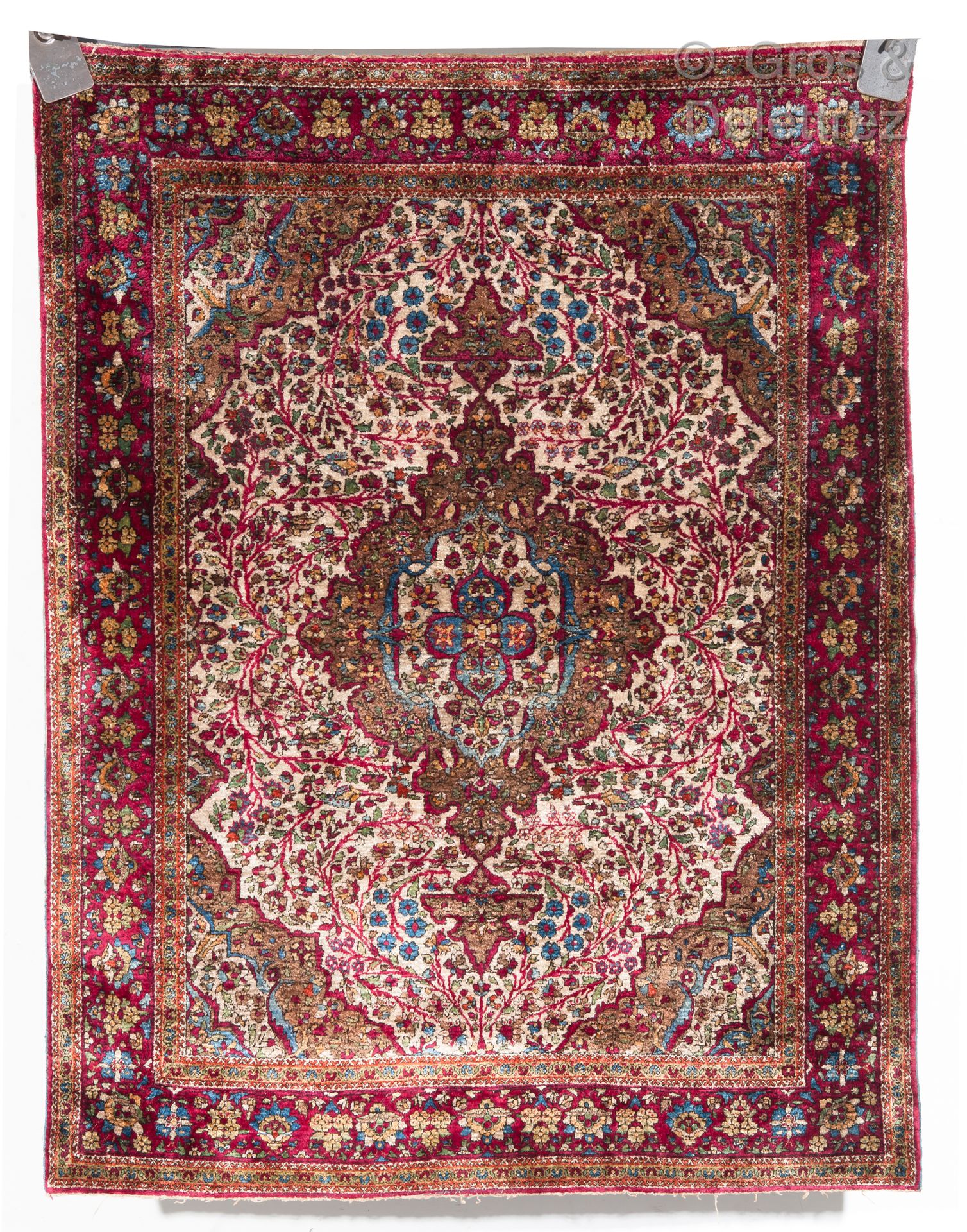 Null 伊朗古董柯曼丝毯

一块精美的古董基尔曼（克尔曼）丝毯，伊朗

来自基尔曼市一家作坊的丝绸地毯。奖章和带花饰的窗台的构成。这块地毯打结精细，质量很好。&hellip;
