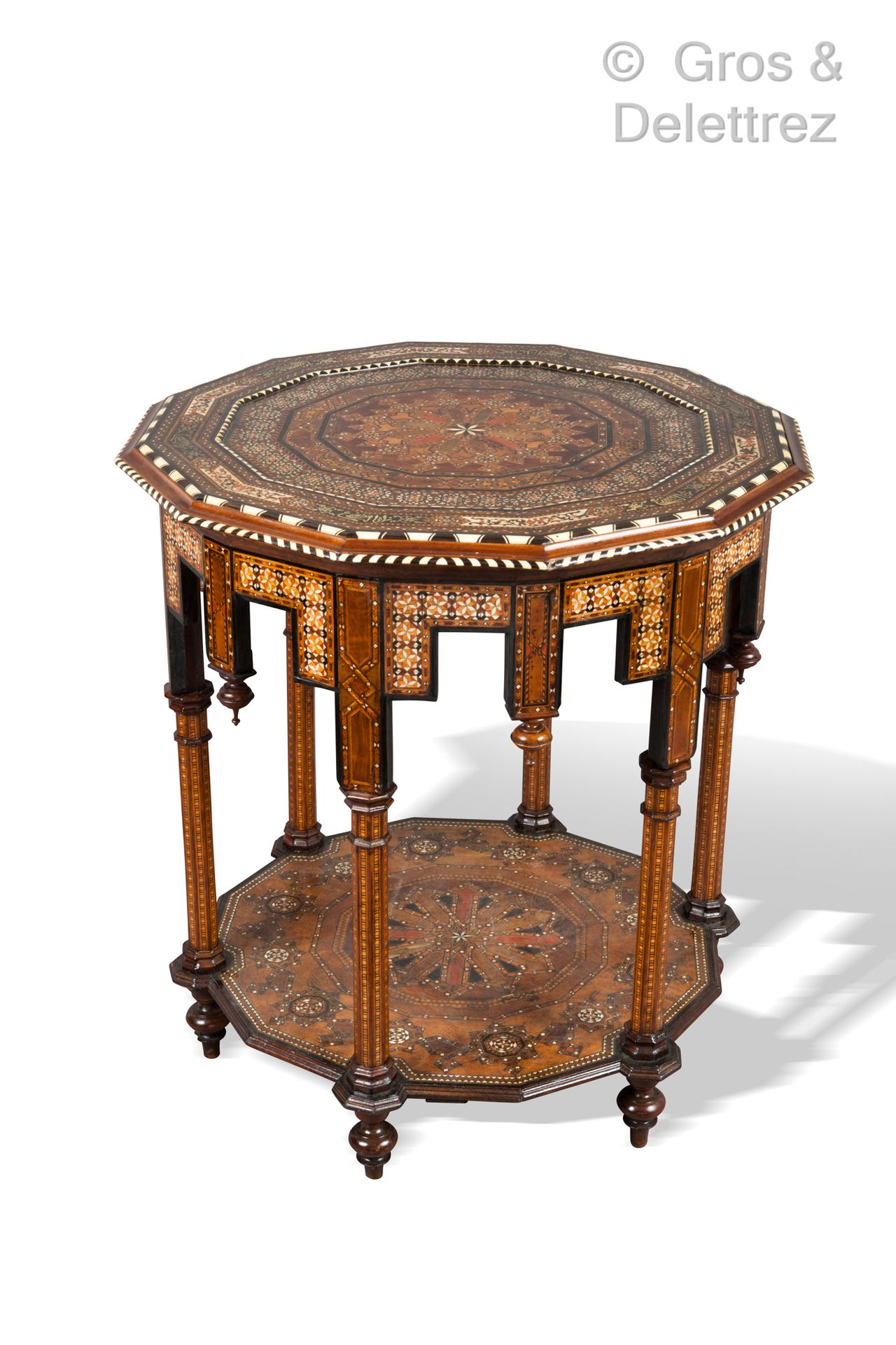 Null Uno straordinario tavolo con piedistallo Hispano-Nasrid Revival, officina d&hellip;