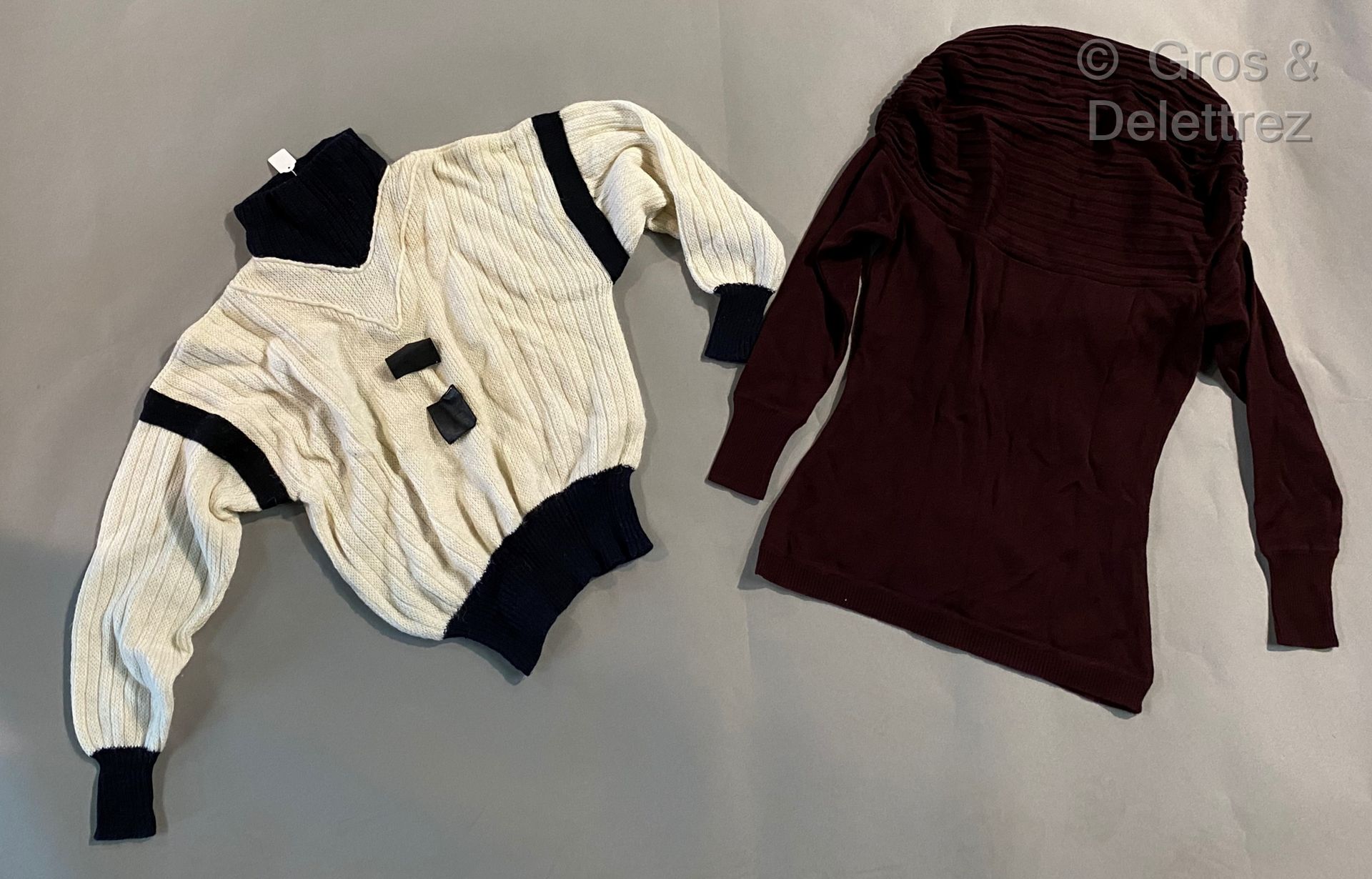 Null CLAUDE MONTANA 拍品包括一件黑白相间的羊毛毛衣，一件酒红色羊毛毛衣，一件灰色毛衣，一件卡其色毛衣和一件驼色开衫（污渍）。