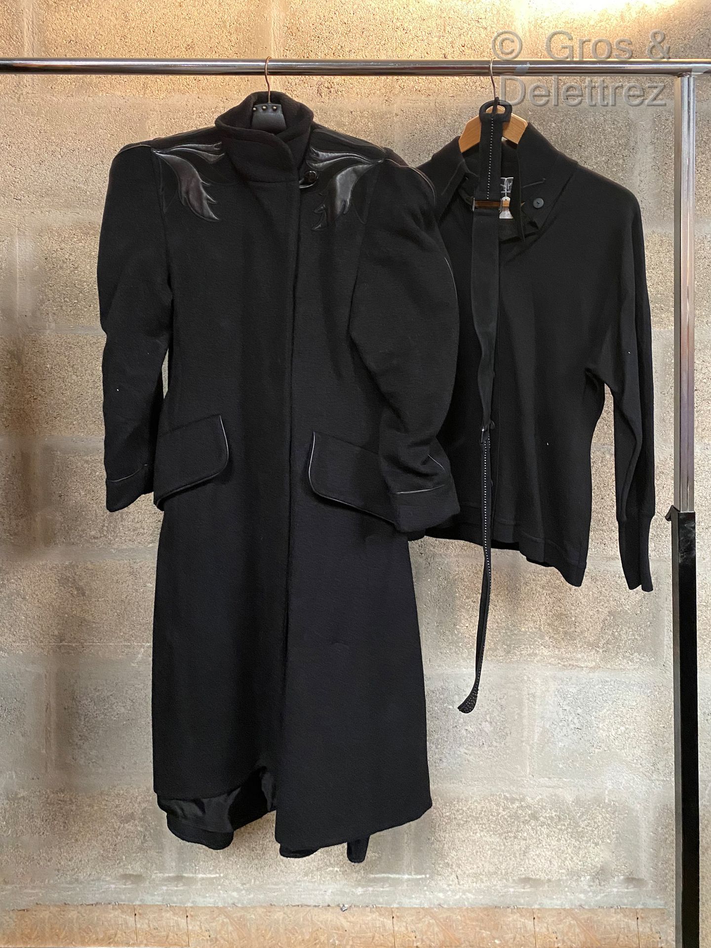 Null CLAUDE MONTANA 原型 黑色羊毛大衣，带皮轭，我们附上黑色羊毛马甲和麂皮腰带。