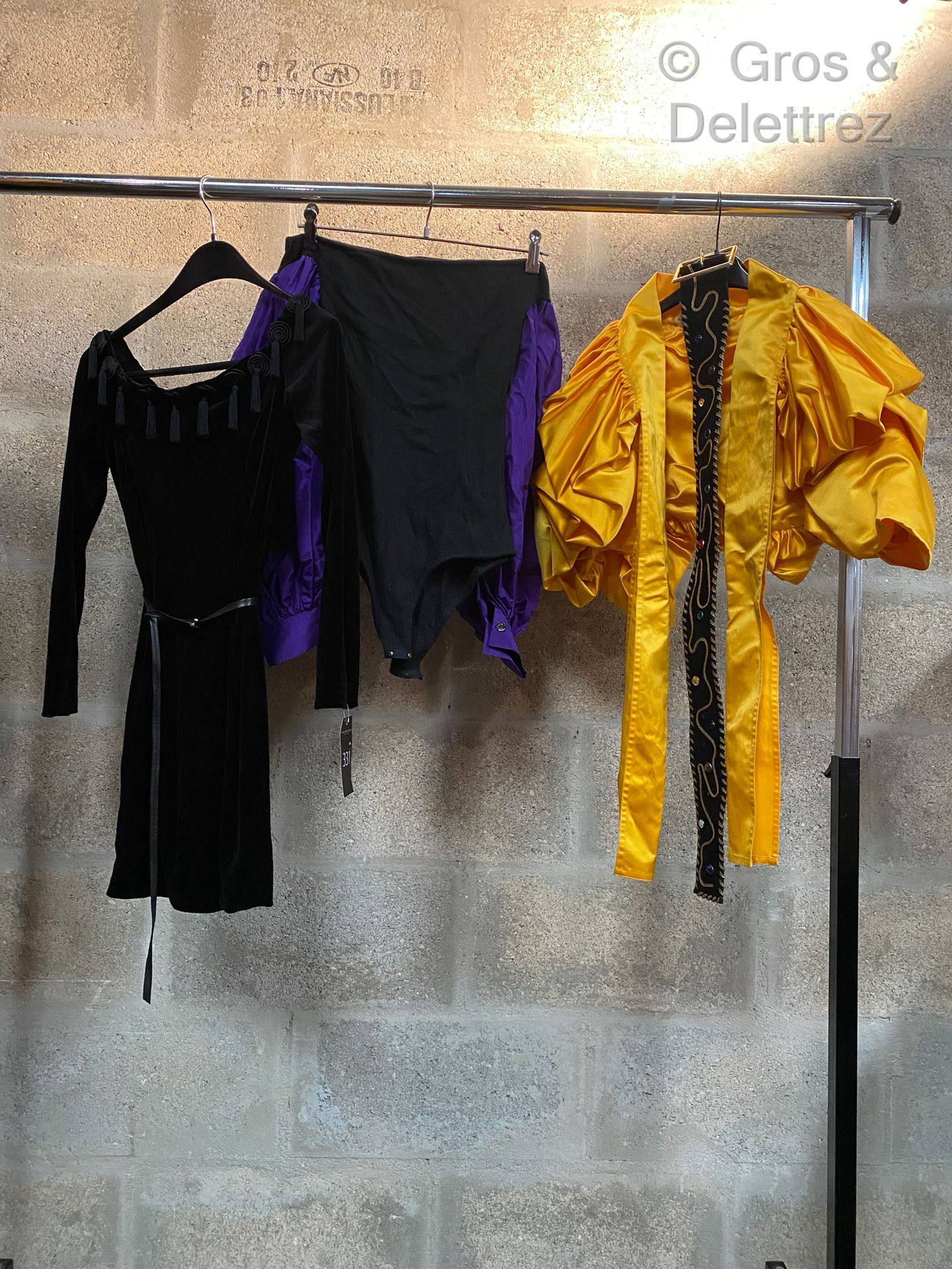 Null ANGELO TARLAZZI的拍品由一件黑色天鹅绒连衣裙，一件黑色羊毛和紫色丝绸连衣裙，一件黄色晚装长裙，以及一条黑色麂皮和金色皮革腰带，上面有多色&hellip;