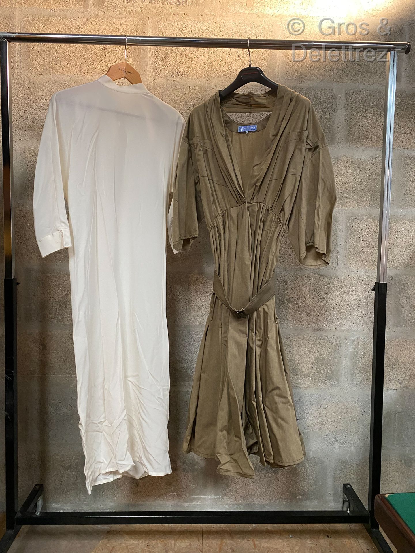 Null Thierry MUGLER, FERRE, ALAIA 拍品由一件卡其色棉质连衣裙、腰带、一件象牙色丝质连衣裙和一件带扣长裙（污渍）组成。