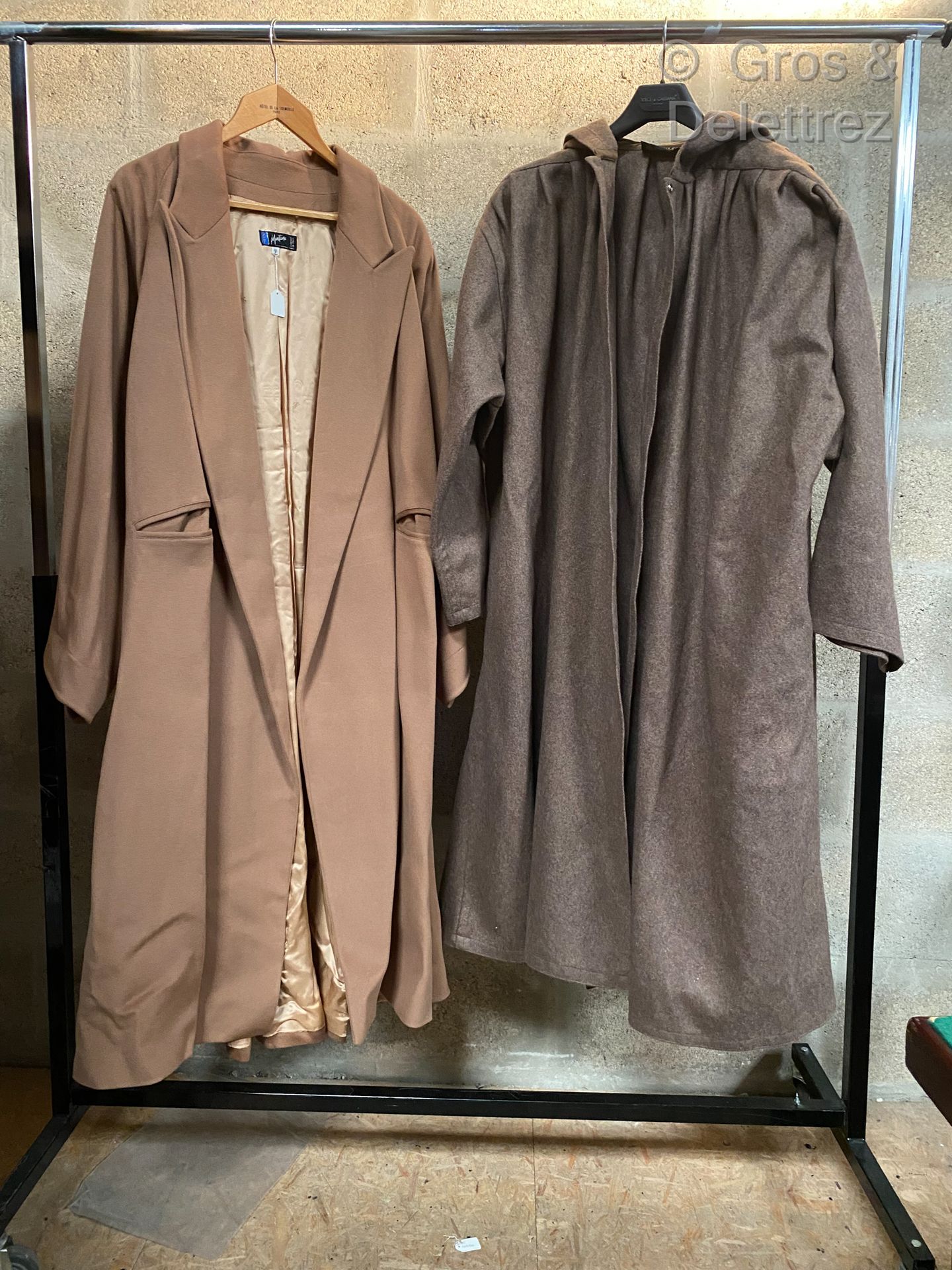 Null CLAUDE MONTANA for FERRER Y SENTIS 拍品包括一件驼色羊毛和羊绒大衣，以及一件大型灰褐色羊毛大衣披肩