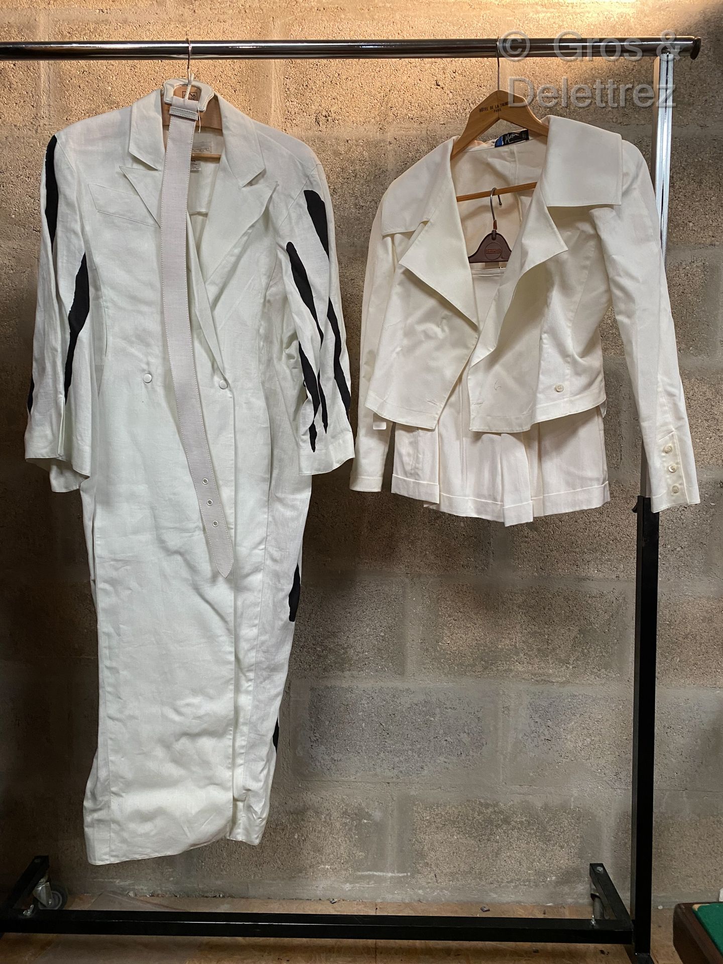 Null CLAUDE MONTANA, MONTANA套装包括一件白色和黑色的亚麻布连衣裙，带着腰带，一件白色的裁剪夹克（污渍）和一条配套的迷你裙。