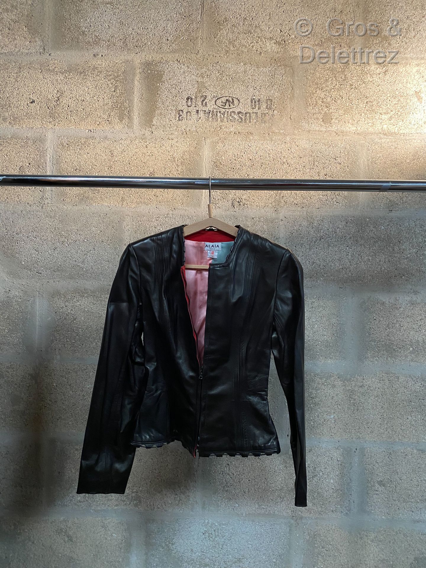 Null ALAIA Schmal geschnittene Jacke aus schwarzem Leder mit rosa und grünem Abe&hellip;