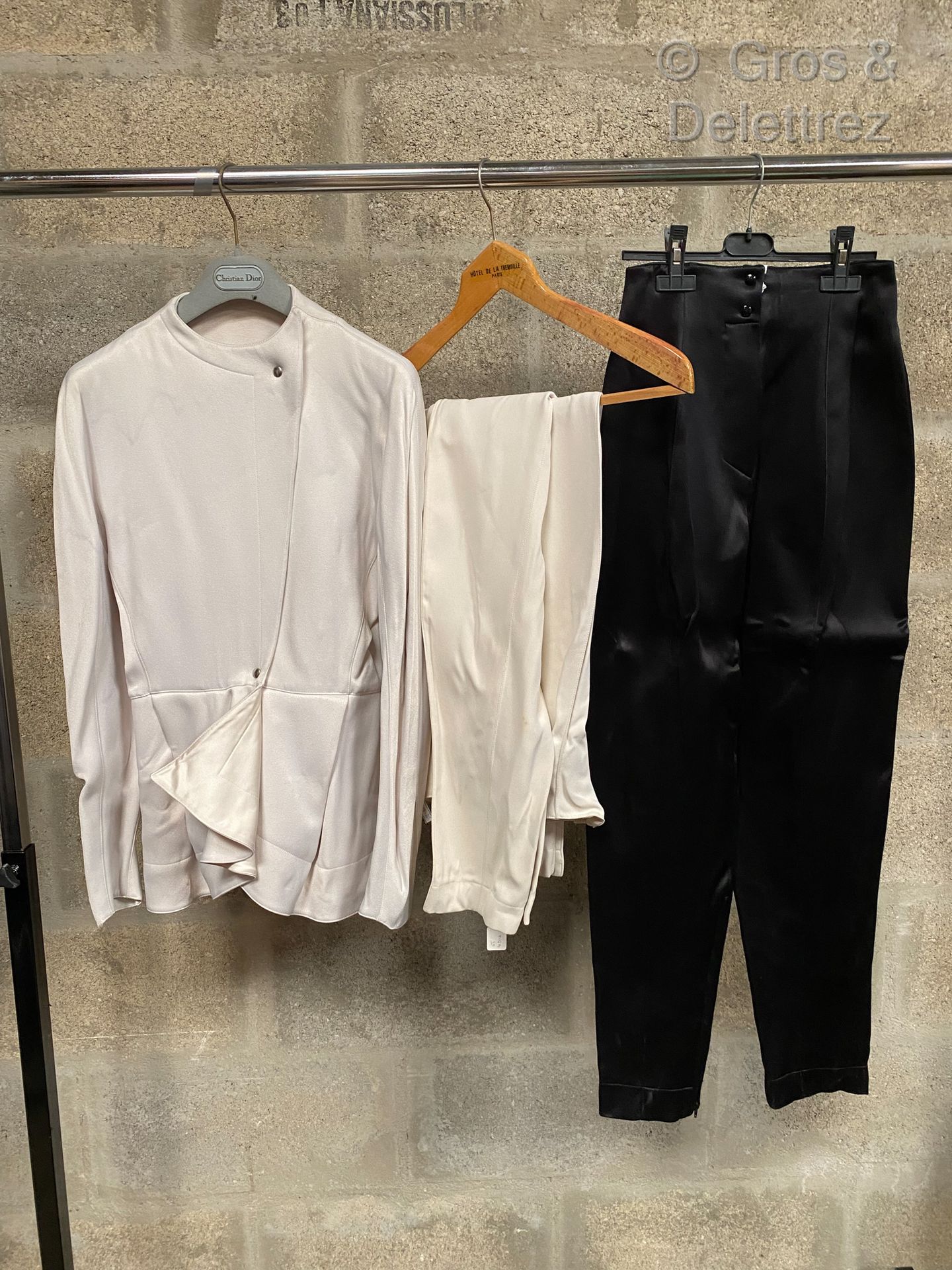 Null 
克劳德-蒙塔纳

拍品包括一件白色外套和两条白色长裤以及一条黑色长裤（污渍）。

我们附上一条白色连衣裙，一条黑色裙子和一条黑白相间的皮带（污渍，小&hellip;