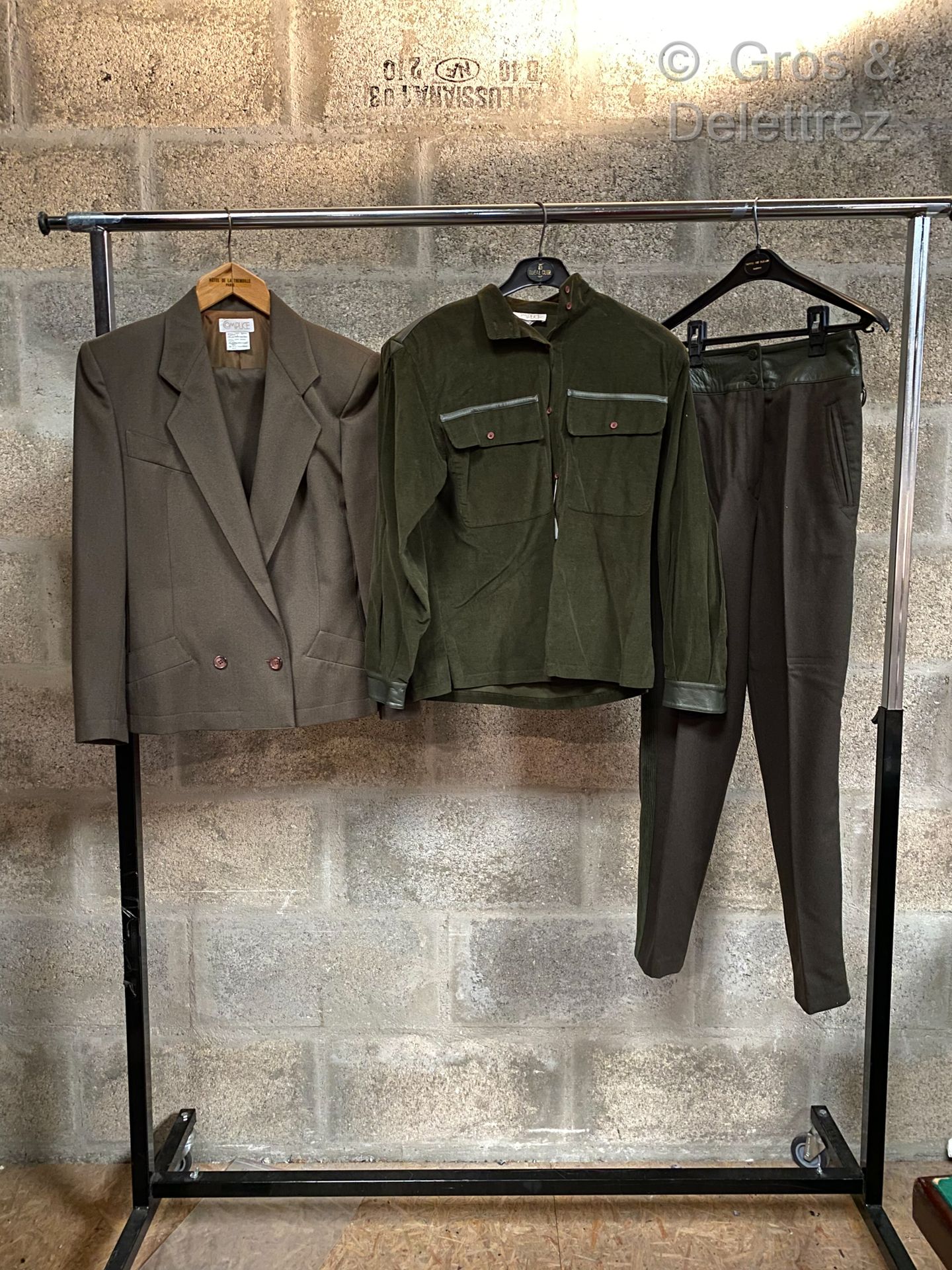 Null COMPLICE, lot composed of a khaki whipcord pantsuit, a corduroy and leather&hellip;