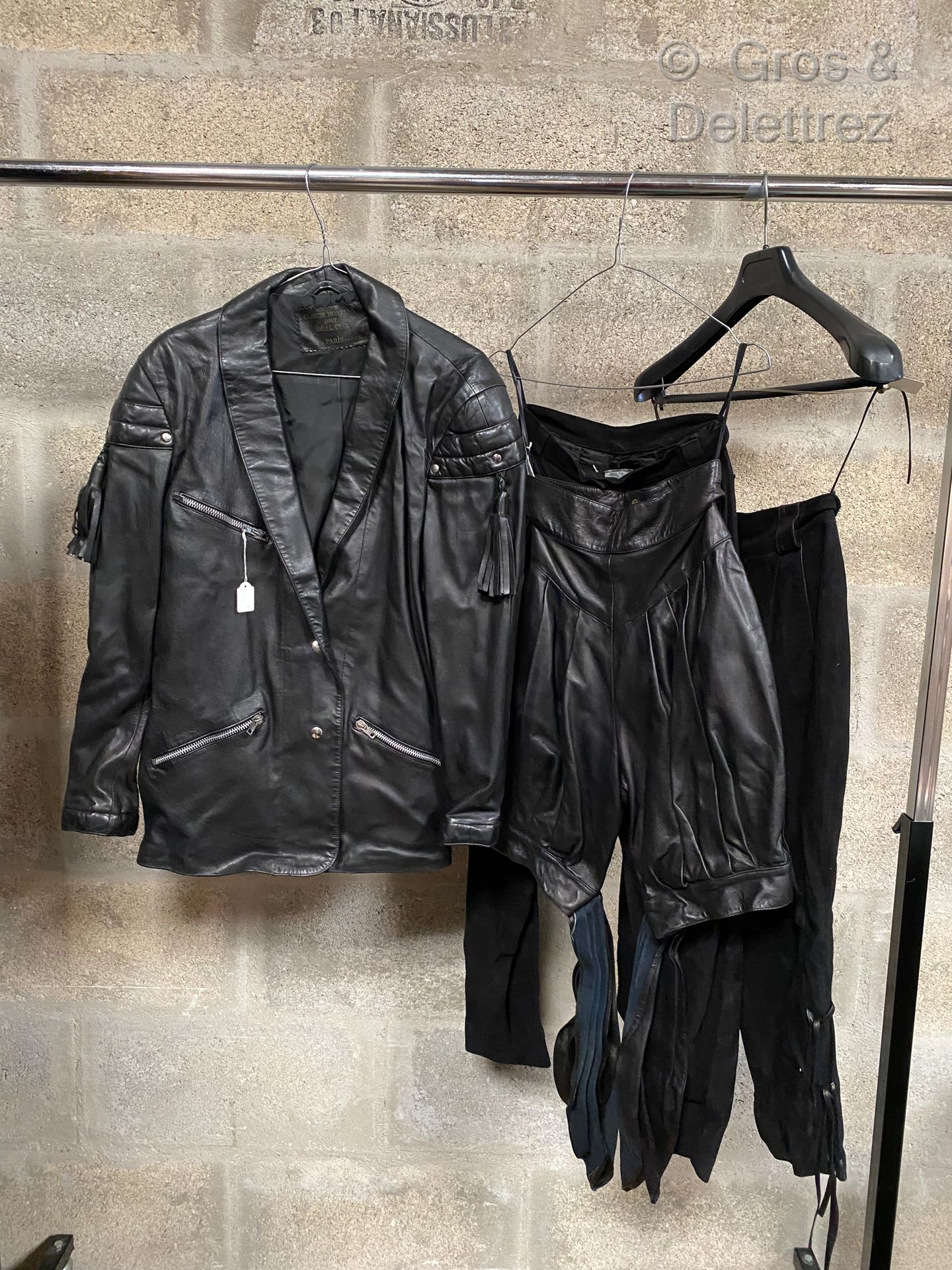 Null CLAUDE MONTANA FOR IDEAL CUIR，套装包括一件黑色带流苏的皮夹克，两条黑色麂皮长裤和黑色皮短裤