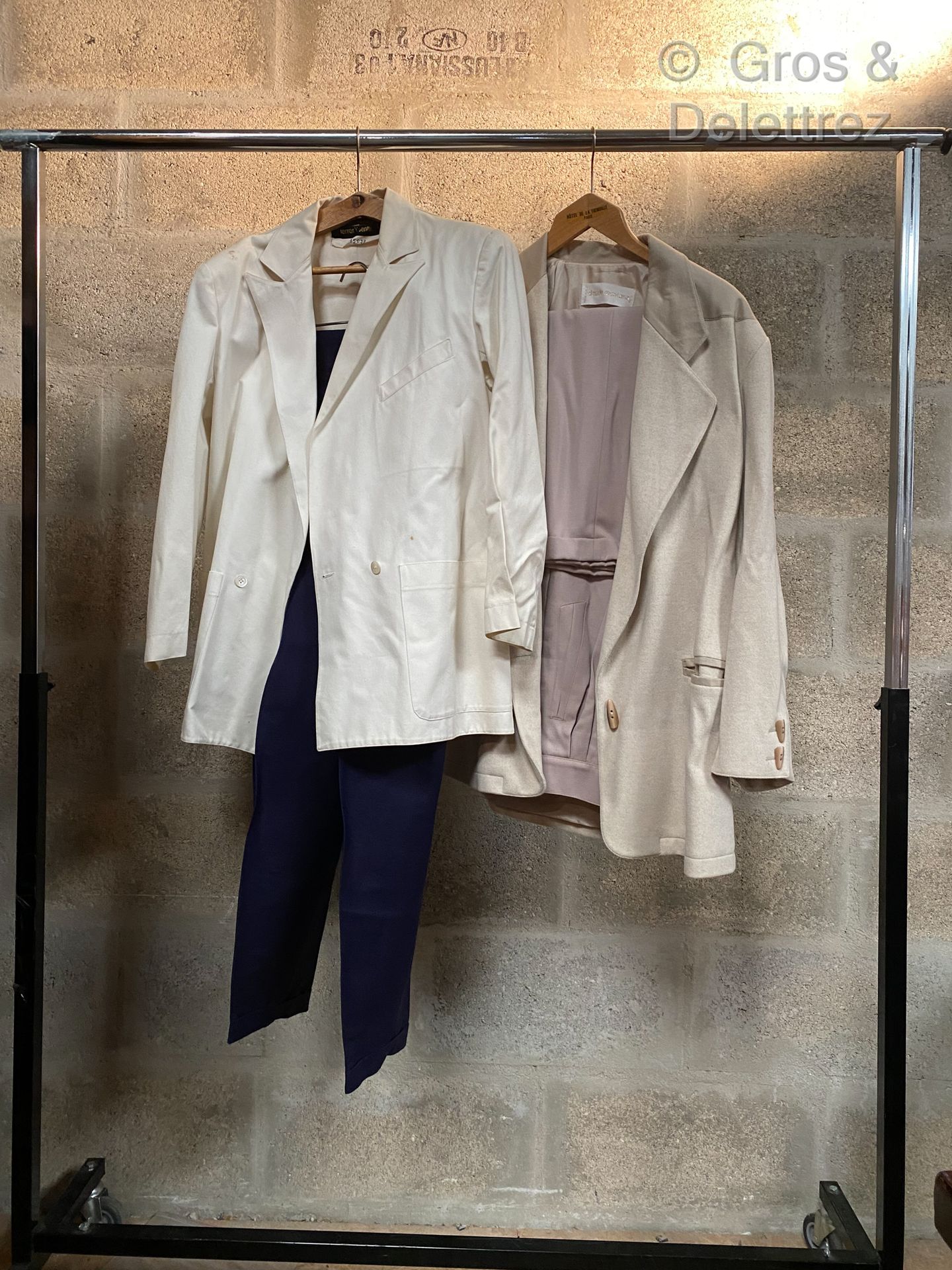 Null CLAUDE MONTANA套装，包括一件白色棉质夹克和海军亚麻长裤（污渍）和一件米色斑纹羊毛夹克，以及同色长裤。