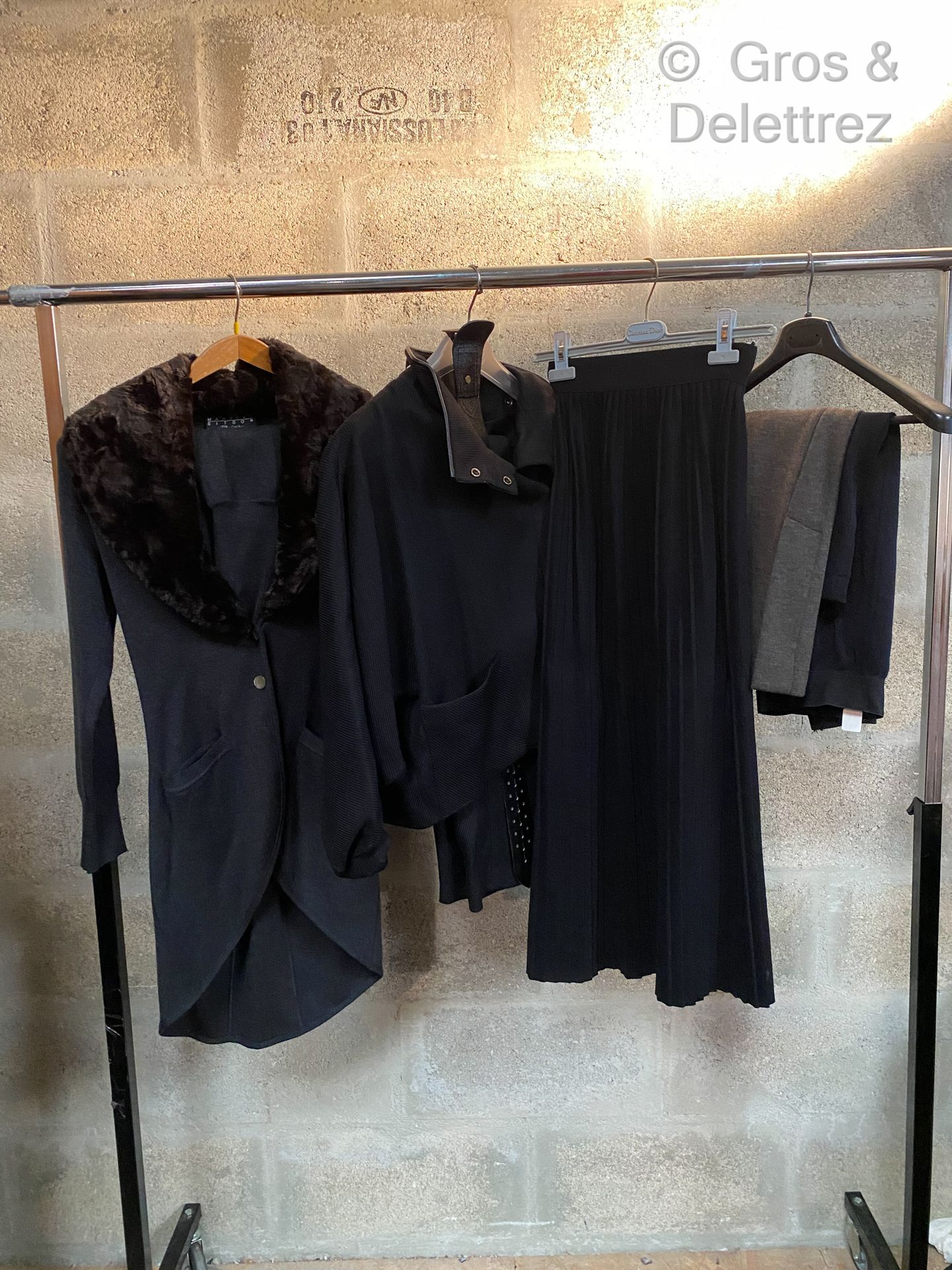 Null MARTINE SITBON, COJITO, CLAUDE MONTANA, 拍品包括一件带假毛领的羊毛外套和一条协调的裙子，一件黑色羊毛外套和长裤&hellip;