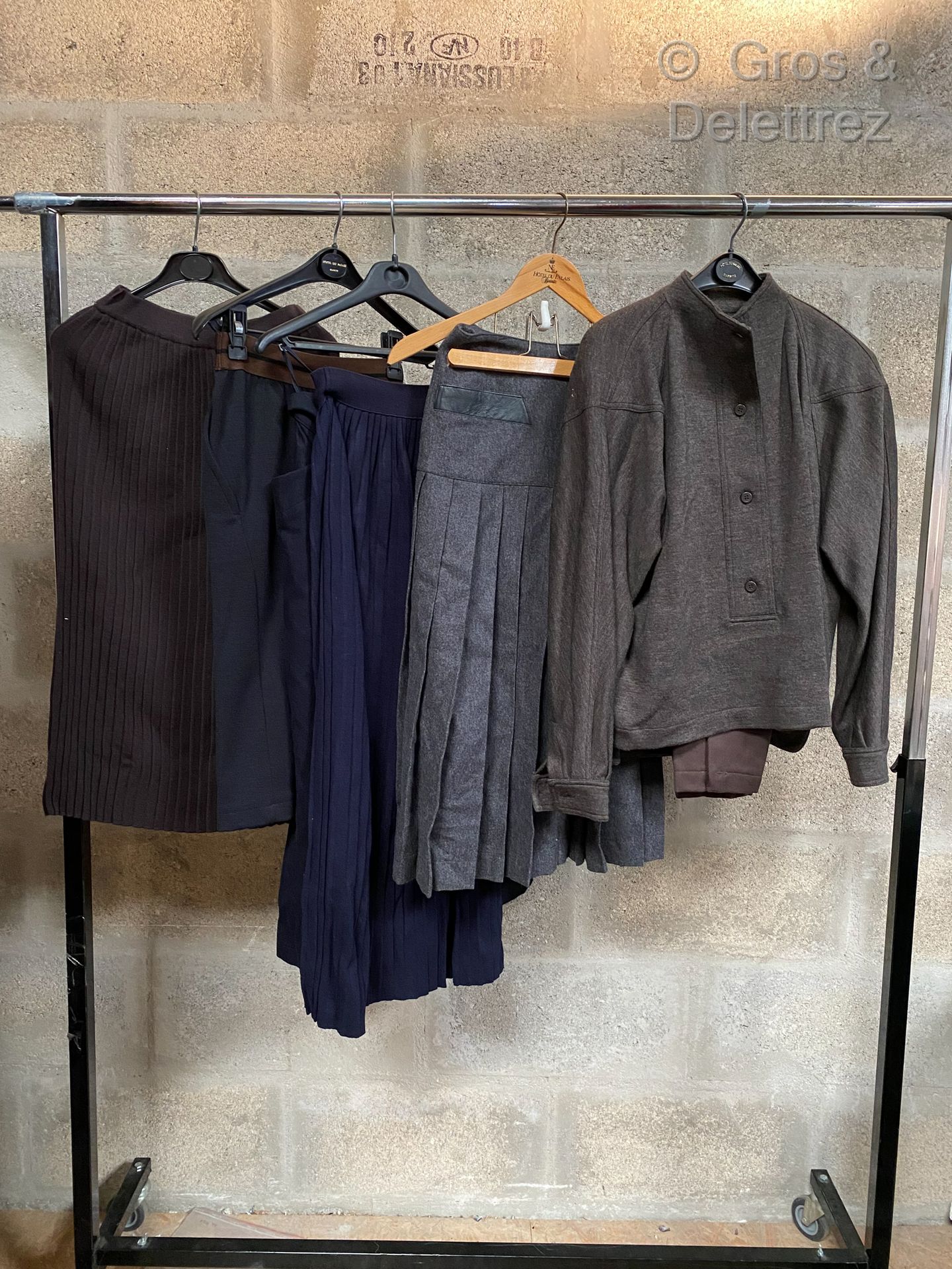 Null CLAUDE MONTANA，由四条羊毛裙组成，一条黑色，一条海军褶皱，一条黑色和棕色，最后一条棕色褶皱，一套棕色色调的羊毛长裤和带扣毛衣，一条法兰绒&hellip;