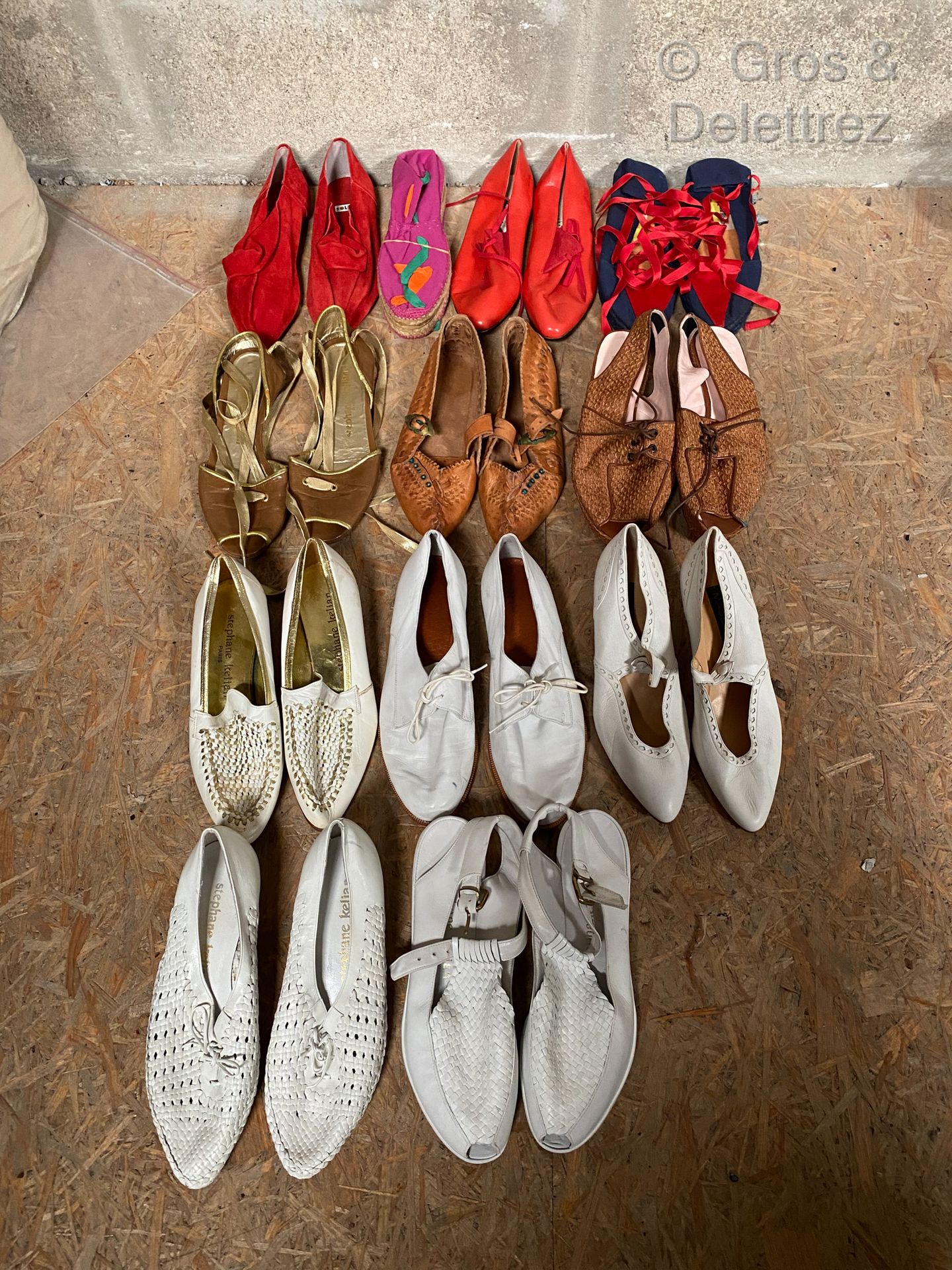 Null STEPHAN KELIAN, MAUD FRIZON, ANONYMOUS 拍卖会由12双夏季鞋组成，有些是皮革，有些是帆布。