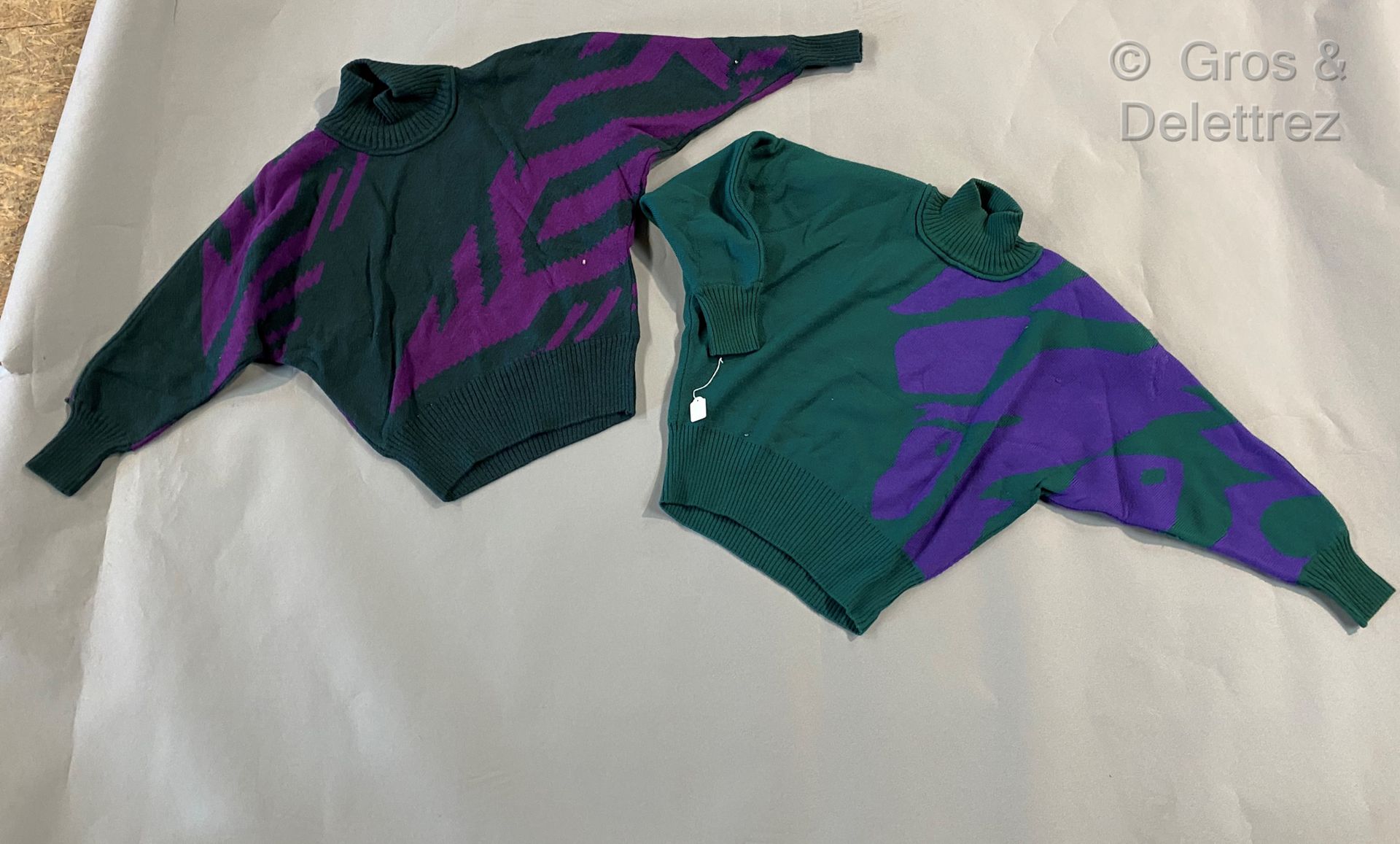 Null CLAUDE MONTANA，一套三件绿色和紫色羊毛的连衣裙和一件开衫