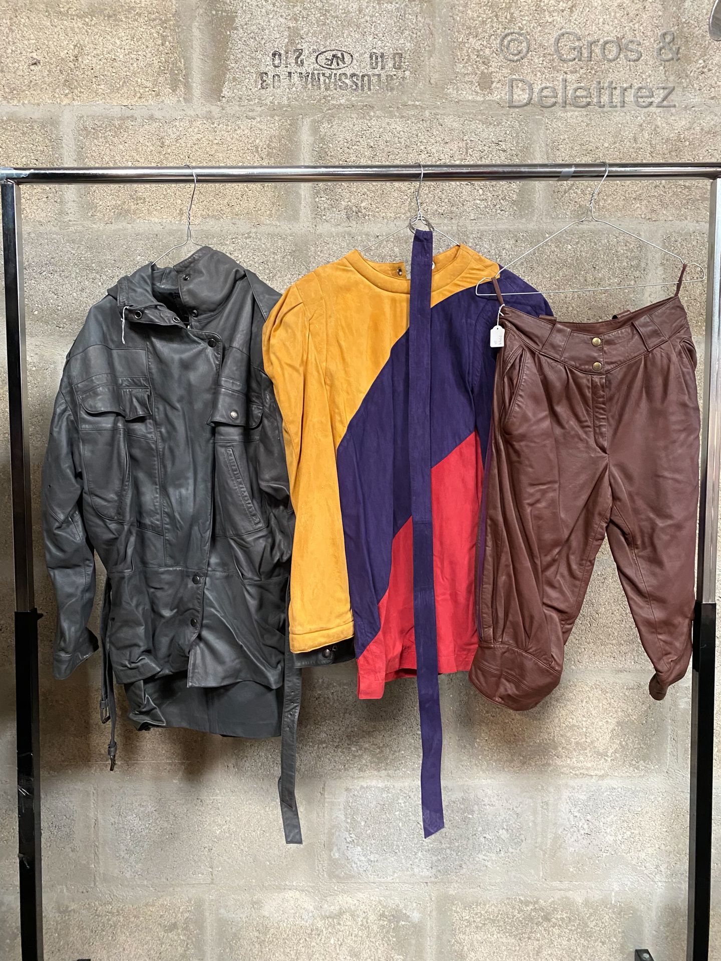 Null CLAUDE MONTANA FOR IDEAL CUIR，套装包括灰色皮革连帽大衣，带三色腰带的上衣，紫色、红色和黄色麂皮和棕色皮革长裤