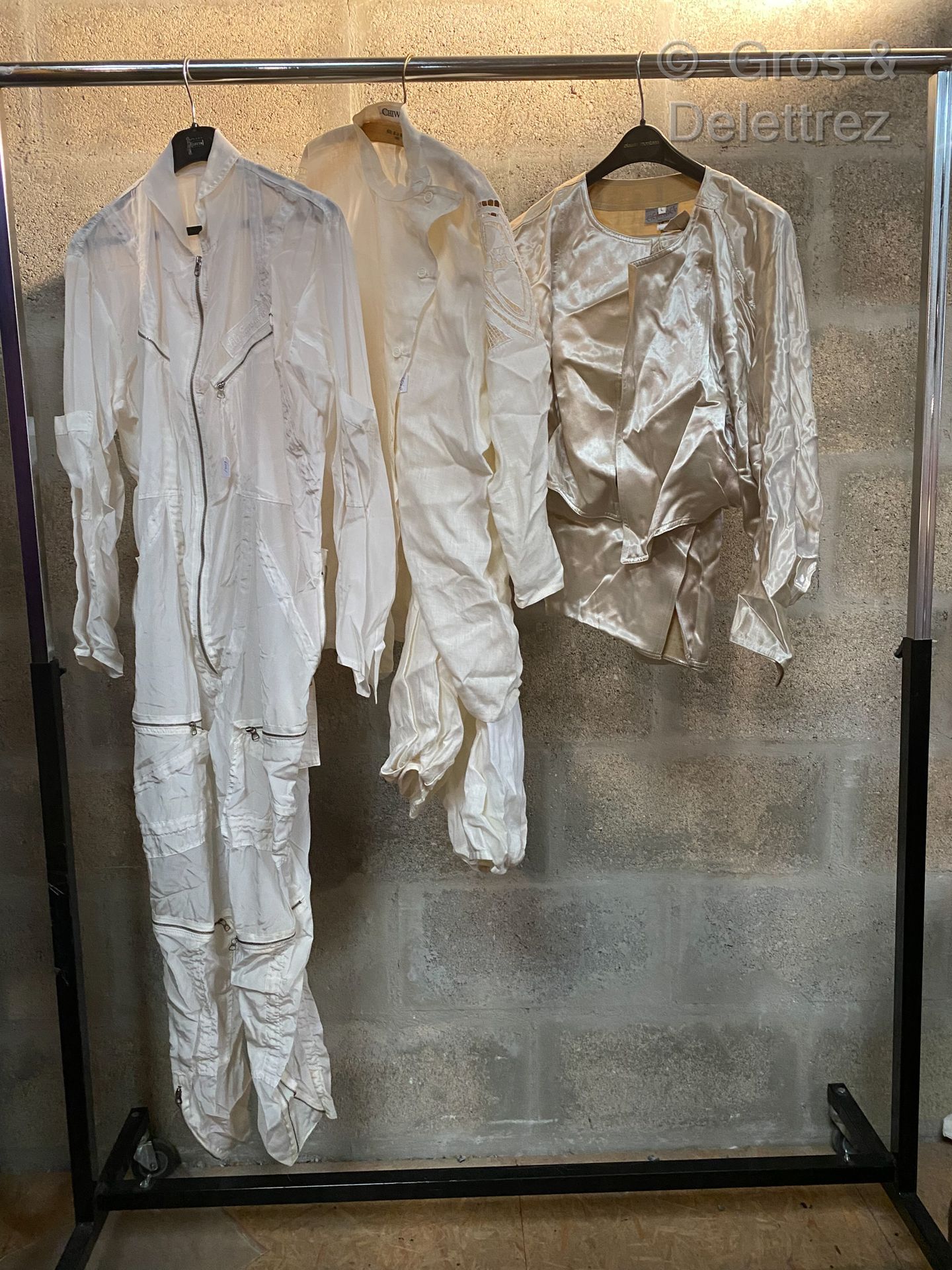 Null LILY FAROUCHE, CICATRICE, CHIWITT, PAUL MORITZ 拍品包括一件白色棉质连体衣，一件白色亚麻和蕾丝上衣和长裤&hellip;