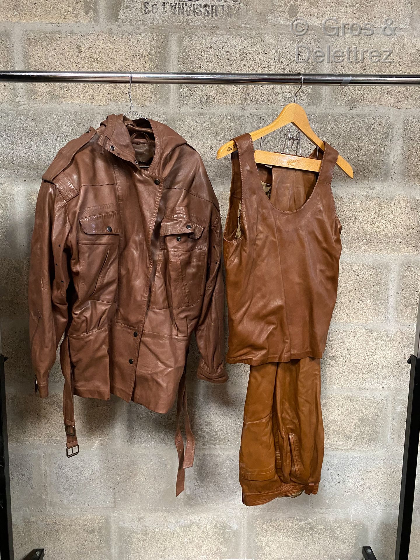 Null CLAUDE MONTANA FOR IDEAL CUIR，套装包括一件皮革连帽外套，一件背心和棕色皮裤