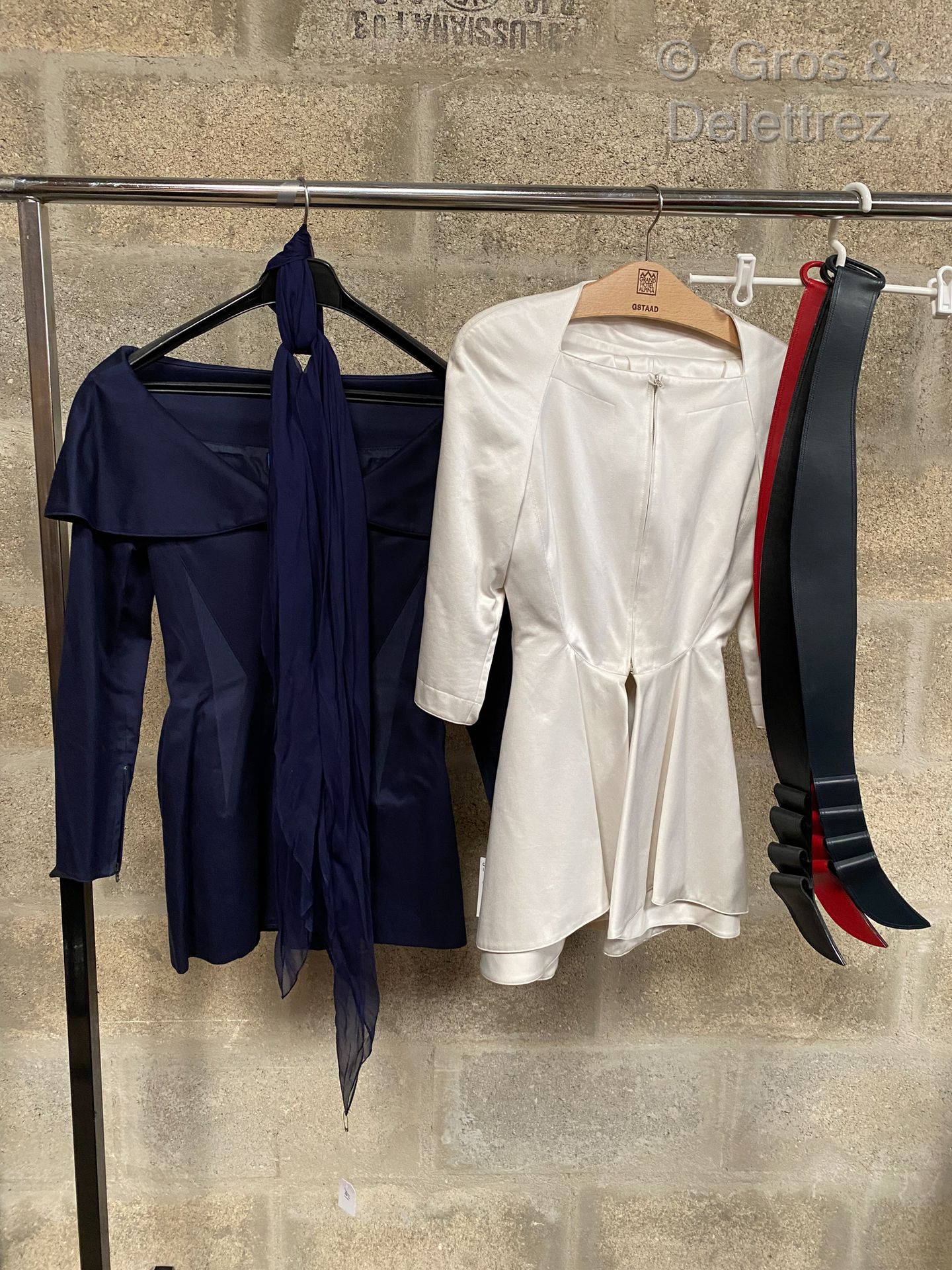 Null CLAUDE MONTANA，拍品包括一件蓝色合身外套，一件披肩，一件白色合身外套和一条迷你裙

我们附上了三条腰带（红色、海军蓝、黑色）和一件合身的&hellip;