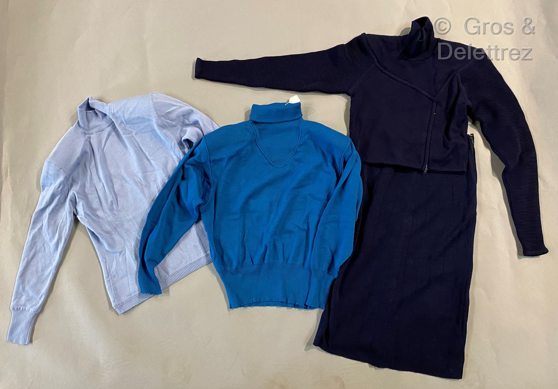 Null CLAUDE MONTANA，一套三件连衣裙和一条裙子，羊毛材质，蓝色调。