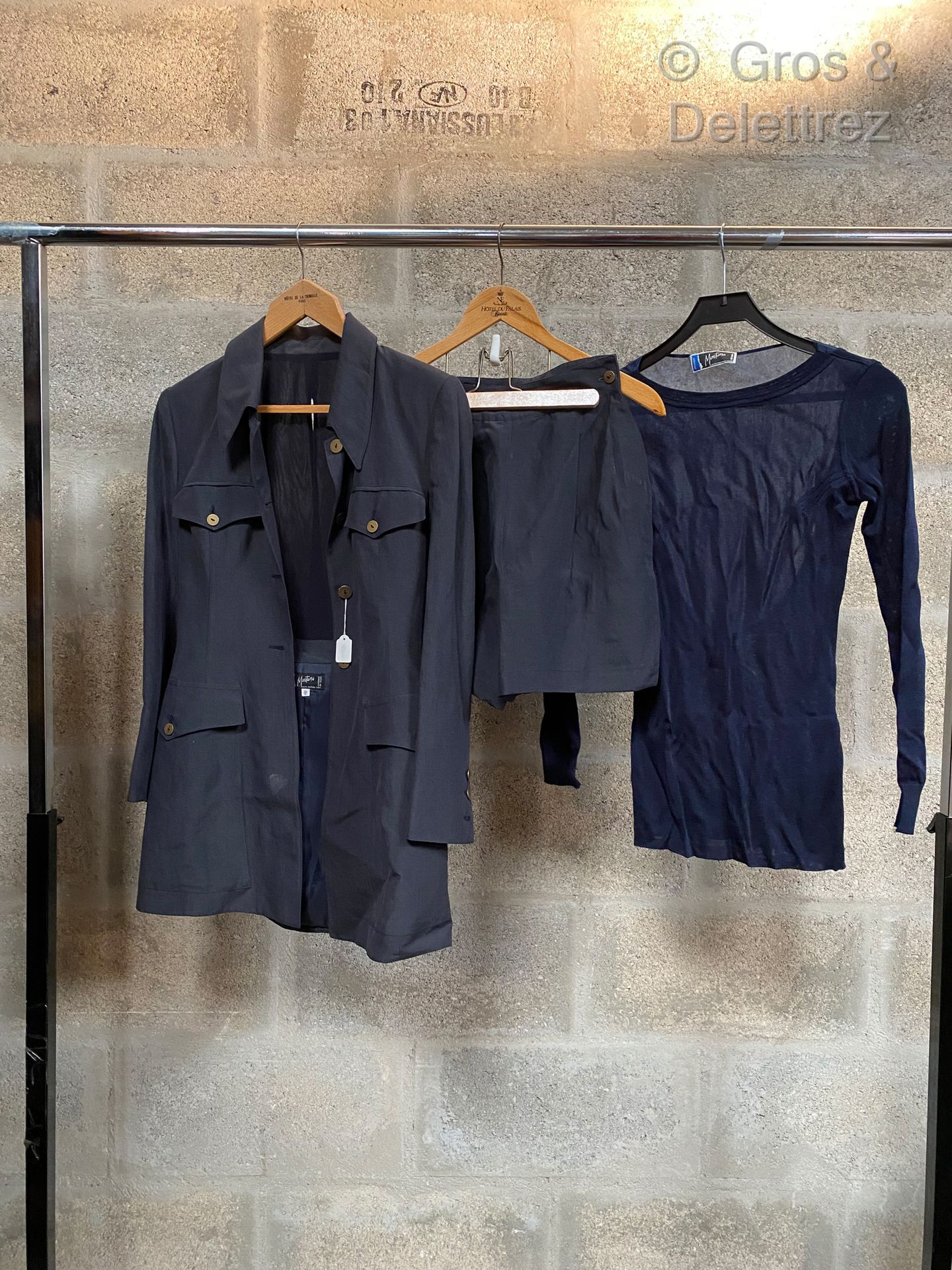 Null 蒙塔纳，一套包括亚麻布和藏青色丝绸外套，藏青色丝绸短裤和T恤衫，以及一套双排扣外套和藏青色丝绸短裤。