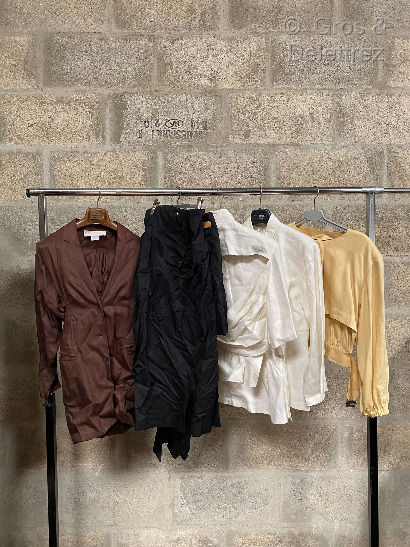 Null CLAUDE MONTANA，拍品包括两条裙子和一件黑色纱罗，一套包括一条蓬松短裤，一件棕色亚麻外套，一件白色亚麻外衣和一件白色亚麻衬衫，以及一件黄色&hellip;