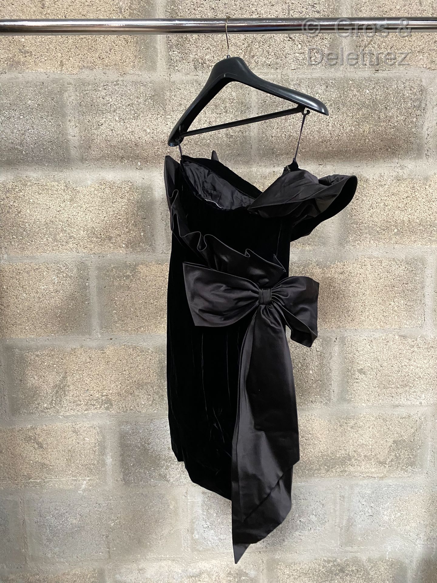 Null GIVENCHY NOUVELLE BOUTIQUE，黑色天鹅绒和丝绸无肩带连衣裙，有一个大的彩色蝴蝶结（斑）。