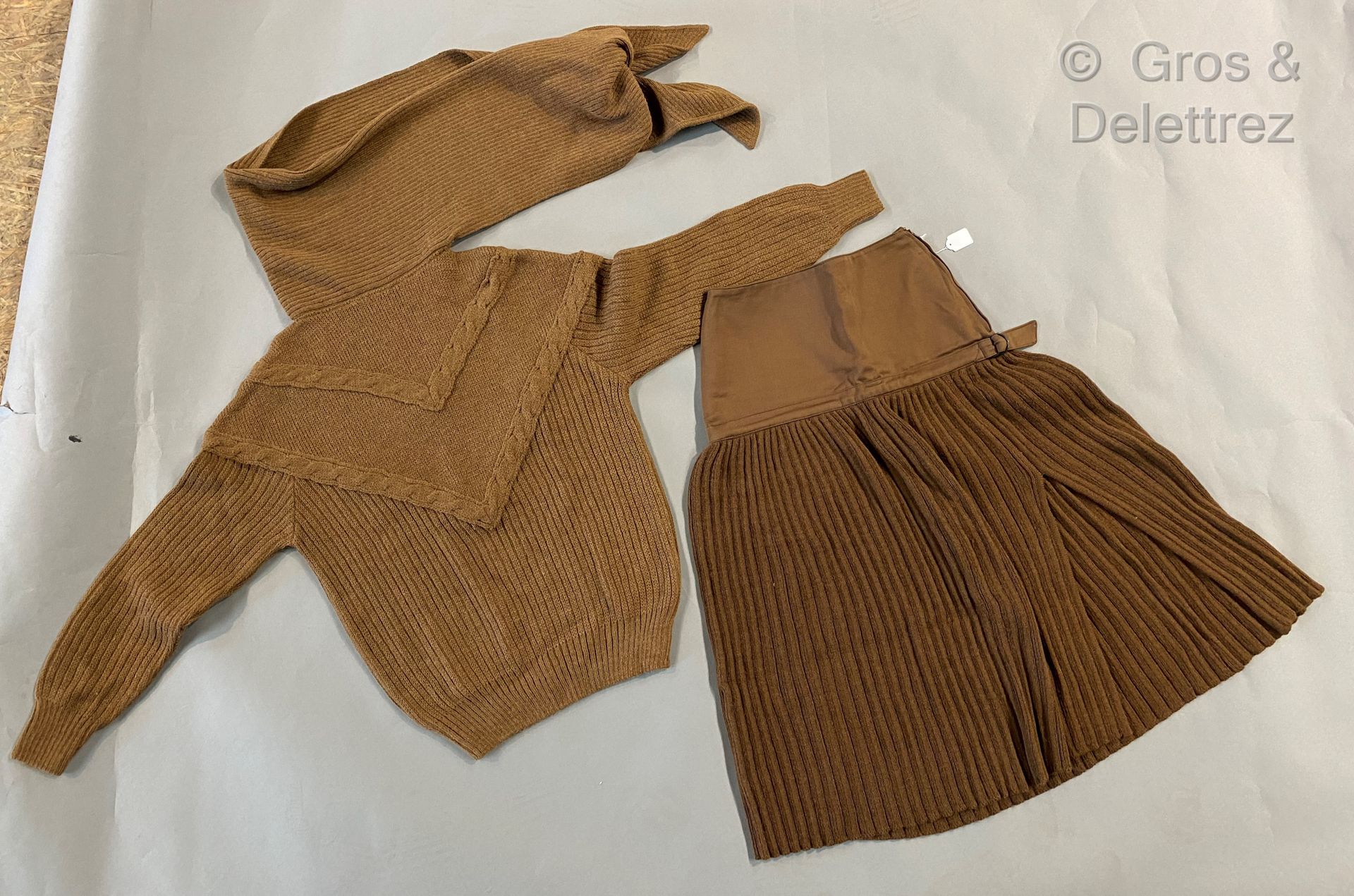 Null CLAUDE MONTANA，拍品包括一件棕色羊毛罗纹毛衣和一件棕色棉毛罗纹裙，一件连衣裙和两件灰褐色棉毛毛衣，其中一件有橙色插片。