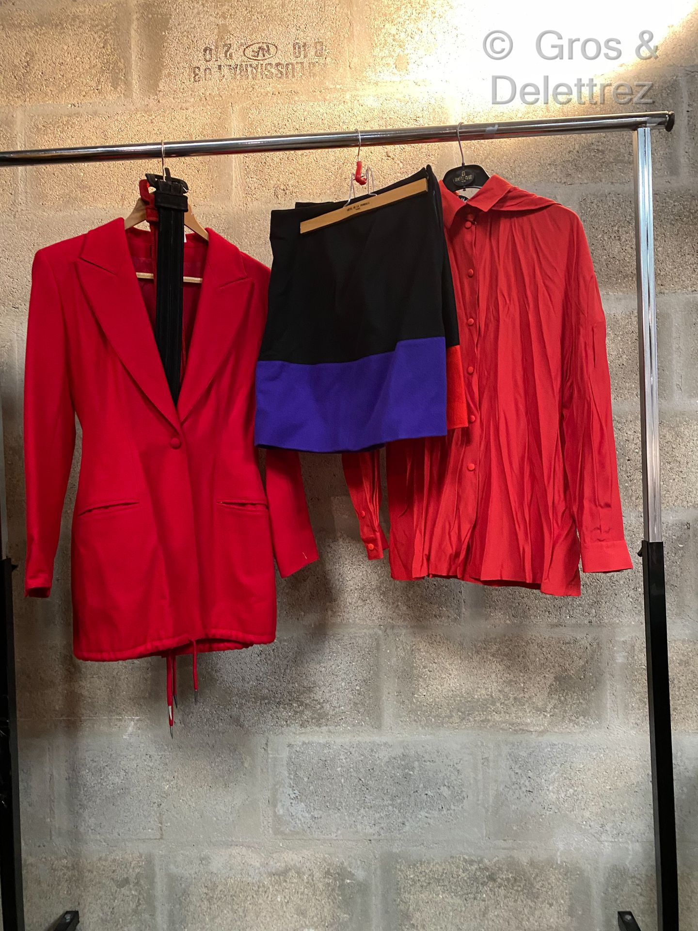 Null MONTANA Lot由一件红色羊毛外套及其两条腰带，两条黑色、红色和黑紫色羊毛的裙子，以及一件红色连帽上衣组成。