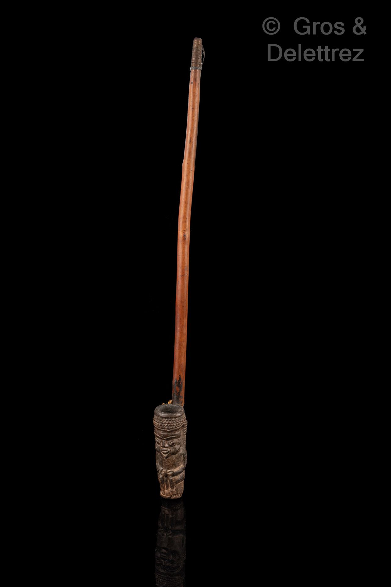 Null Pipe	

Peuple Bamiléké	

Cameroun	

Terre cuite, bois, métal	

H. 69 cm	

P&hellip;