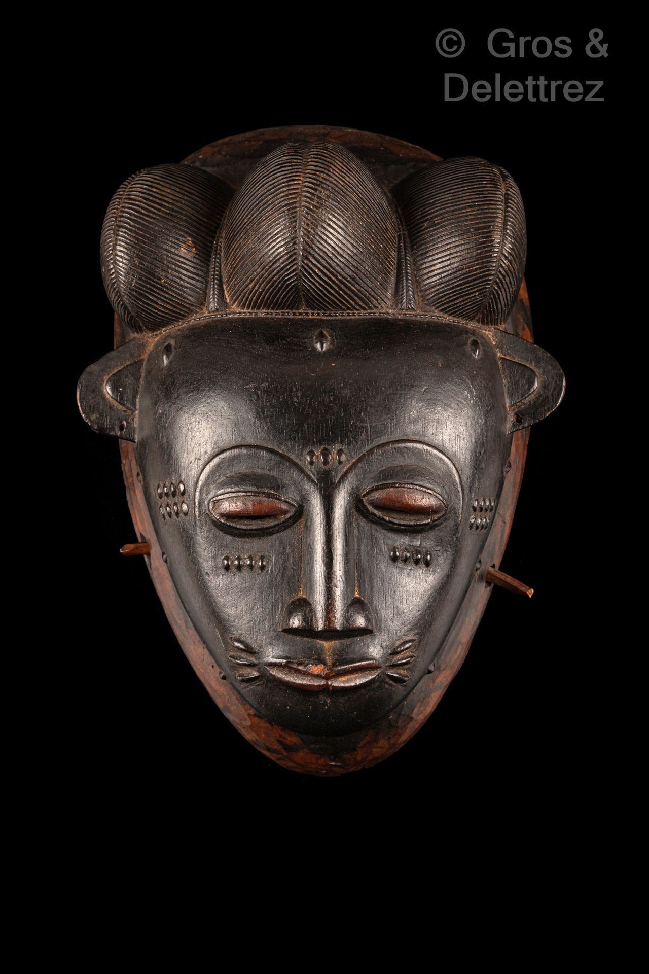 Null Porträtmaske Ndoma

Volk der Baoulé

Elfenbeinküste

Holz

H. 23 cm

Proven&hellip;
