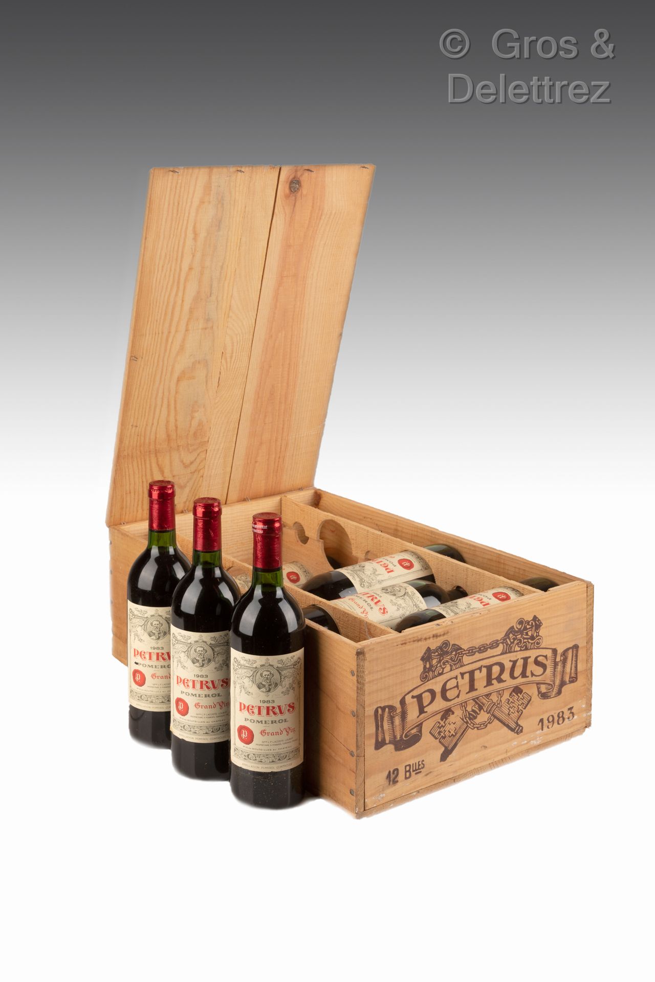 Null PETRUS

12 Flaschen Pétrus (Pomerol) 1983.

Etiketten leicht zerknittert, 3&hellip;