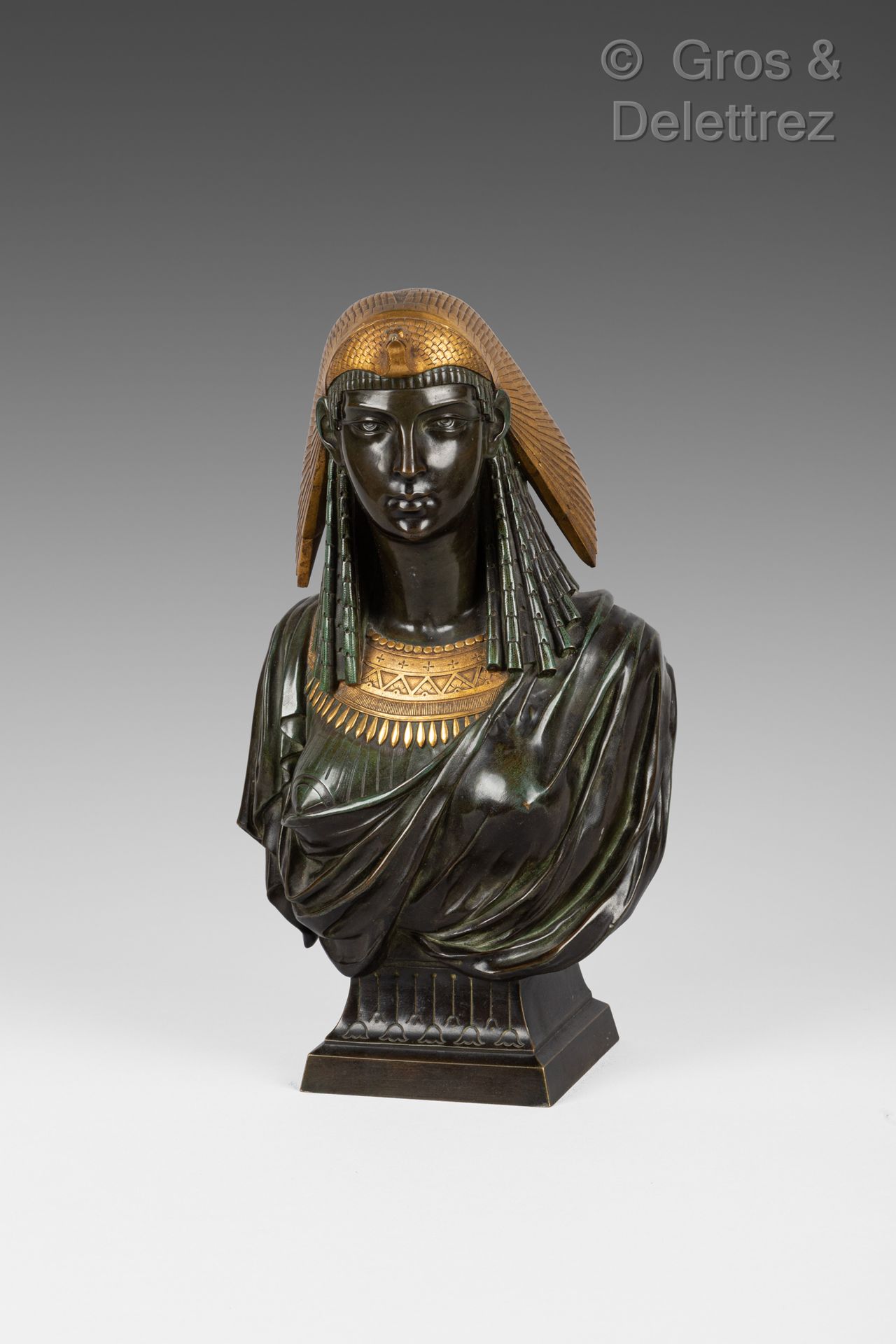 Null 埃米尔-赫伯特 (1828-1893)

伊希斯半身像，青铜材质，带有深绿色和金色的铜锈。

签名。

高度为30.5厘米
