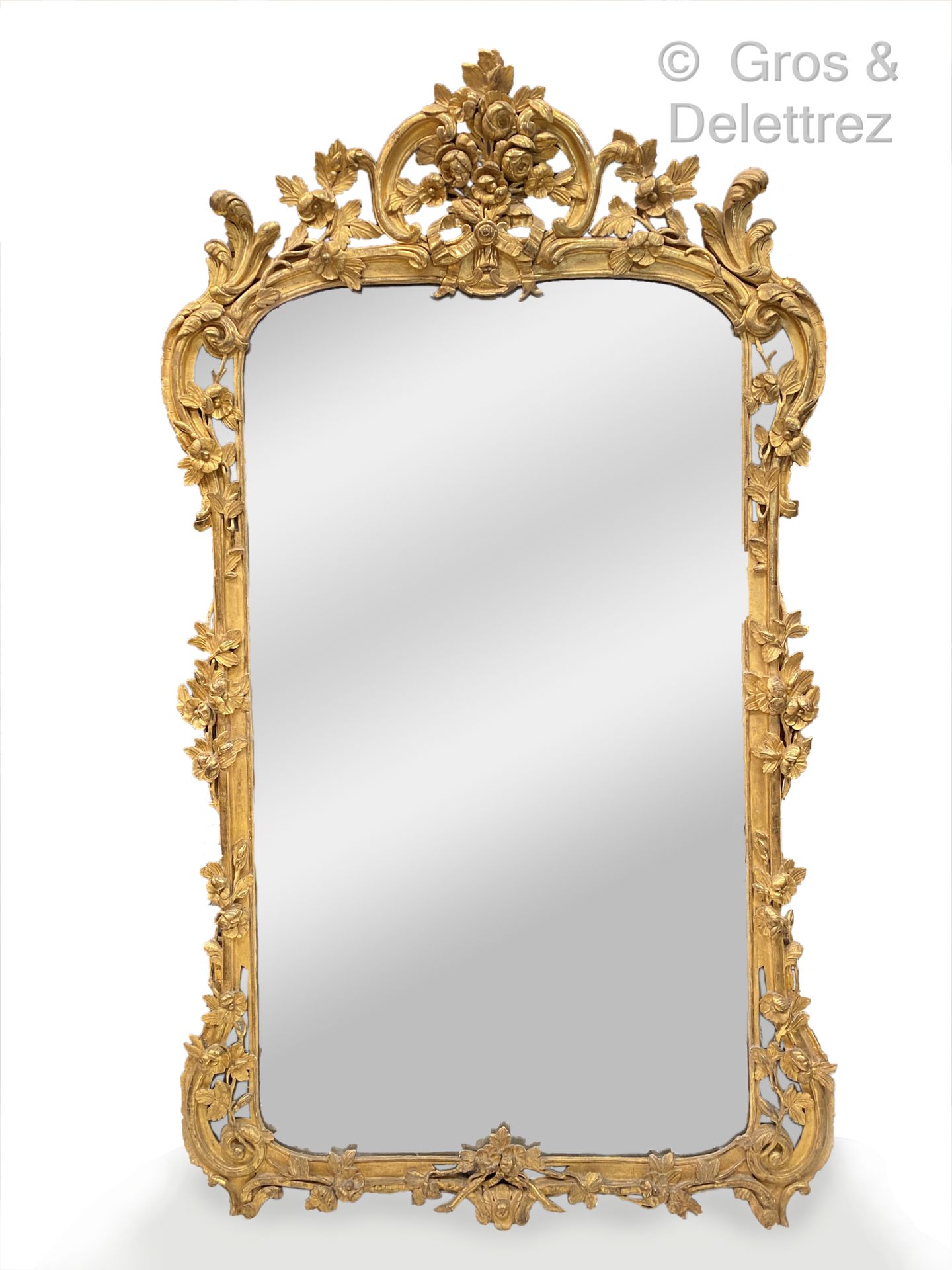 Null Important miroir en bois richement sculpté et doré à décor de feuillages et&hellip;